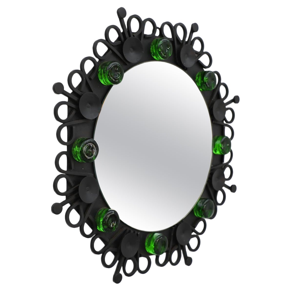 Miroir mural de style Eric Hoglund du milieu du siècle dernier avec cadre en fer et verre suédois vert en vente