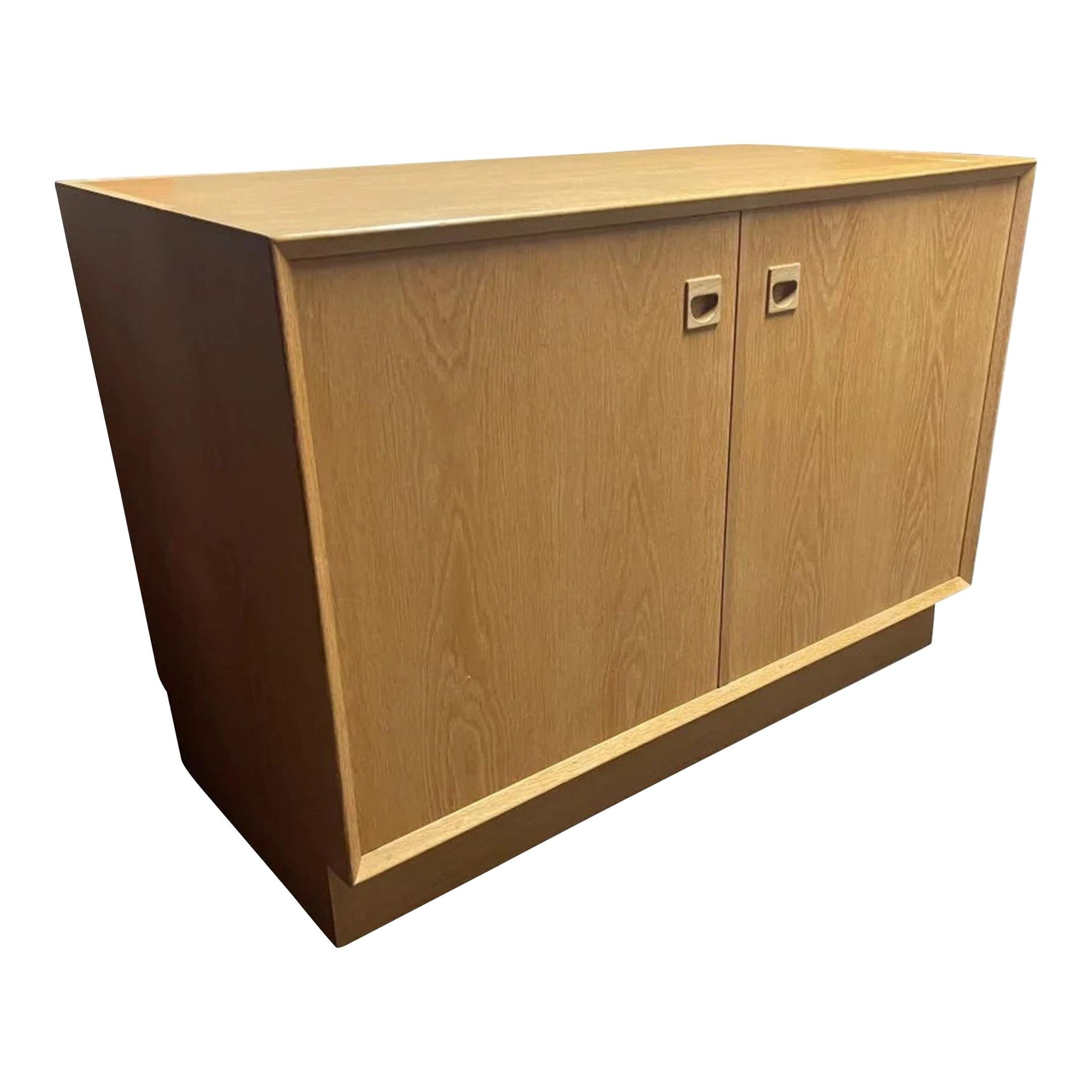 Aggiungi un tocco di design moderno del Mid-Century alla tua casa con questa splendida credenza Erik Brouer. Realizzato in rovere di alta qualità, questo mobile è dotato di due ante che si aprono per rivelare un ampio spazio per riporre tutti i tuoi