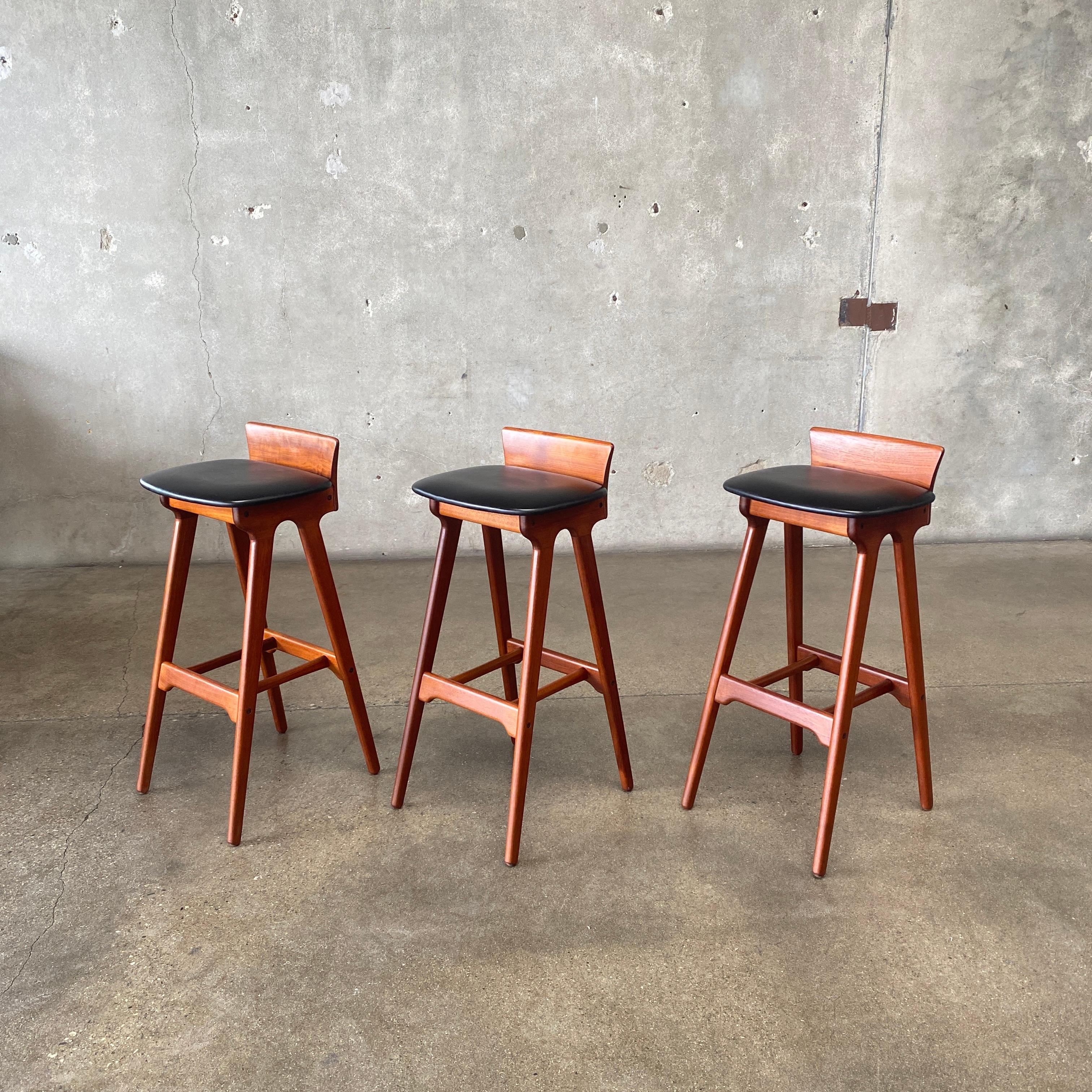 Mid Century Erik Buch Taburetes de bar de teca y cuero Dinamarca años 60 RARO en venta 3