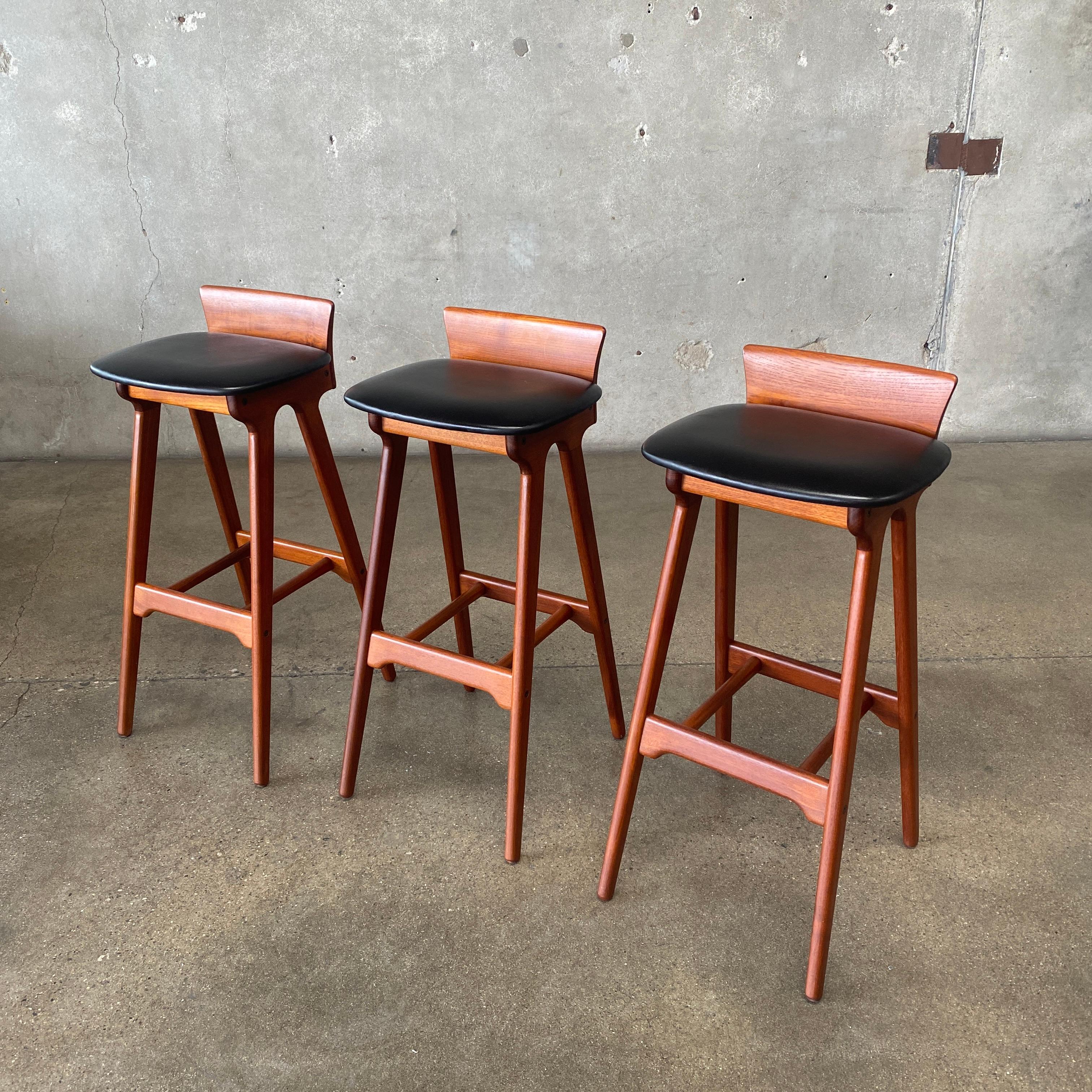Se trata de un rarísimo juego de 3 taburetes de bar diseñados por Erik Buch, producidos por Christiansen Mobelfabrik, fabricados en Dinamarca en la década de 1960. El asiento está recubierto de cuero negro de la mejor calidad, mientras que el