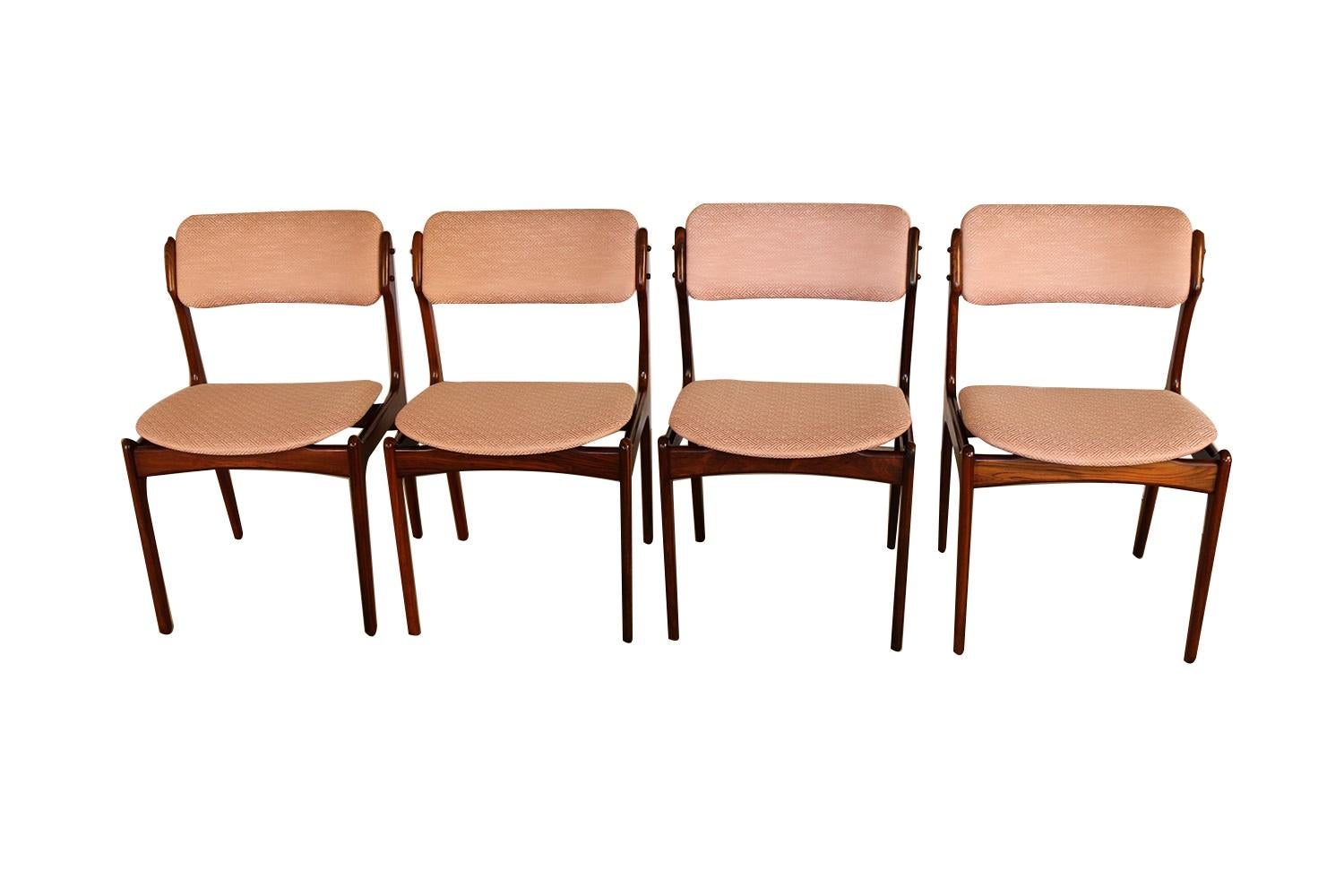 Beautiful set of 6 modern rosewood dining chairs by famous Scandinavian designer Erik Buch for Oddense Maskinsnedkeri/ O.D. Mobler, circa 1950s. Buch’s organic and functional aesthetic are showcased in these superbly crafted modern rosewood dining