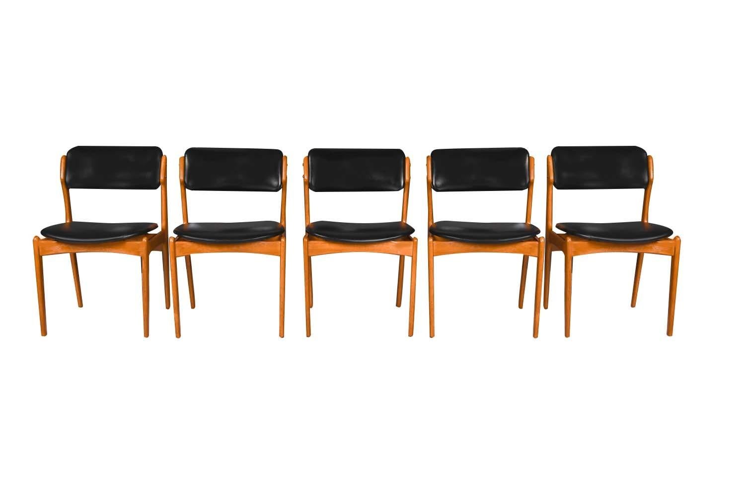 An outstanding set of five beautiful Midcentury model #49 teak dining chairs by Scandinavian designer Erik Buch for O.D. Mobler AS, circa 1960s. Buch’s organic and functional aesthetic are showcased in these beautifully crafted modern teak dining