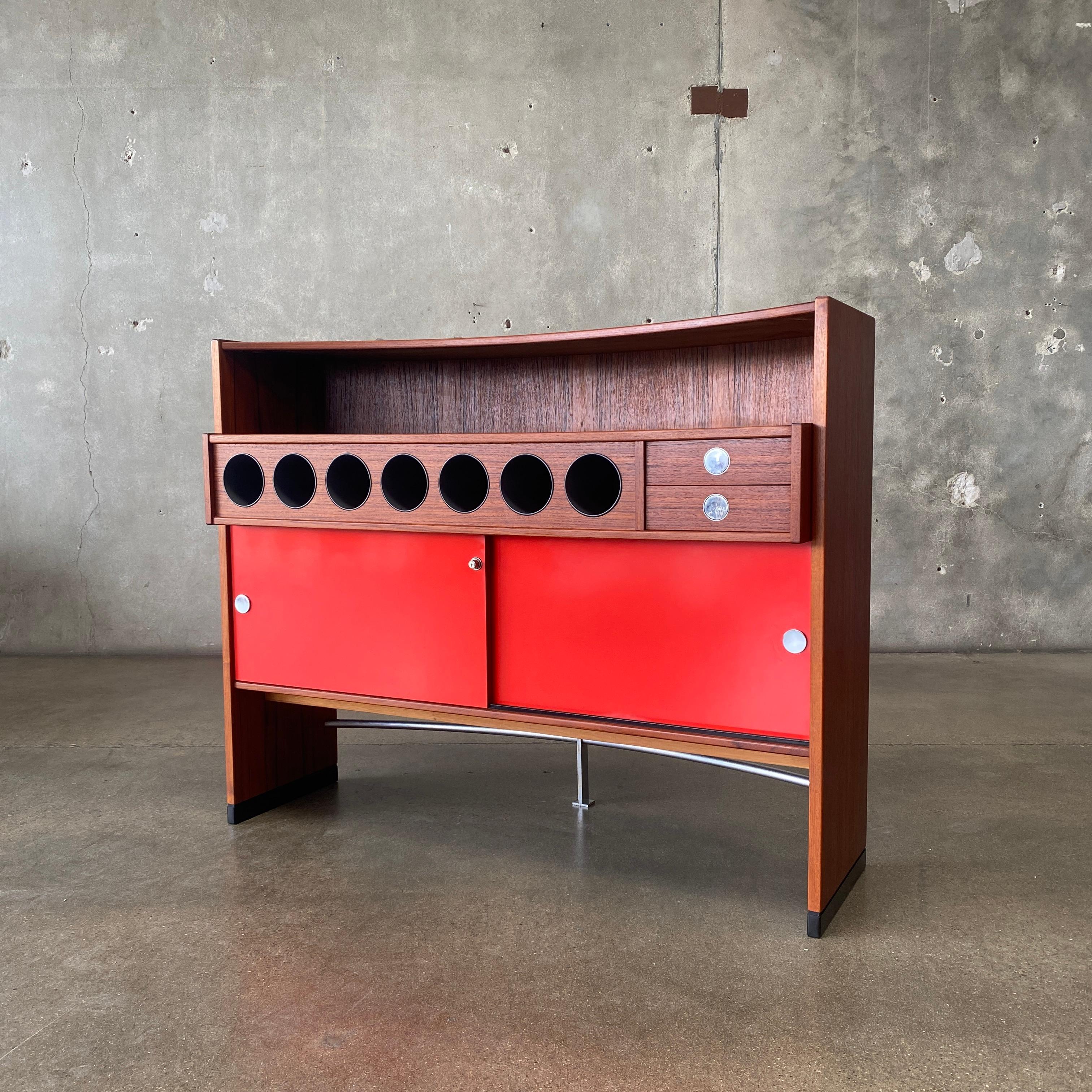 Mid Century Erik Buch Bar Seco de Teca para Dyrlund, Dinamarca Años 60 en Bueno estado para la venta en San Juan Capistrano, CA