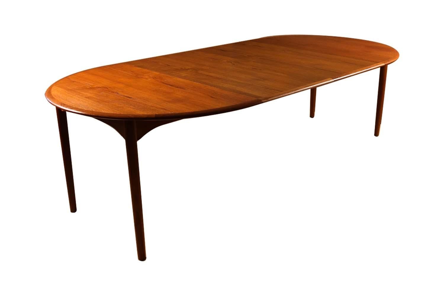 Mid Century Erik Buck for Povl Dinesen Danish Teak Extendable Dining Table In Good Condition In Baltimore, MD