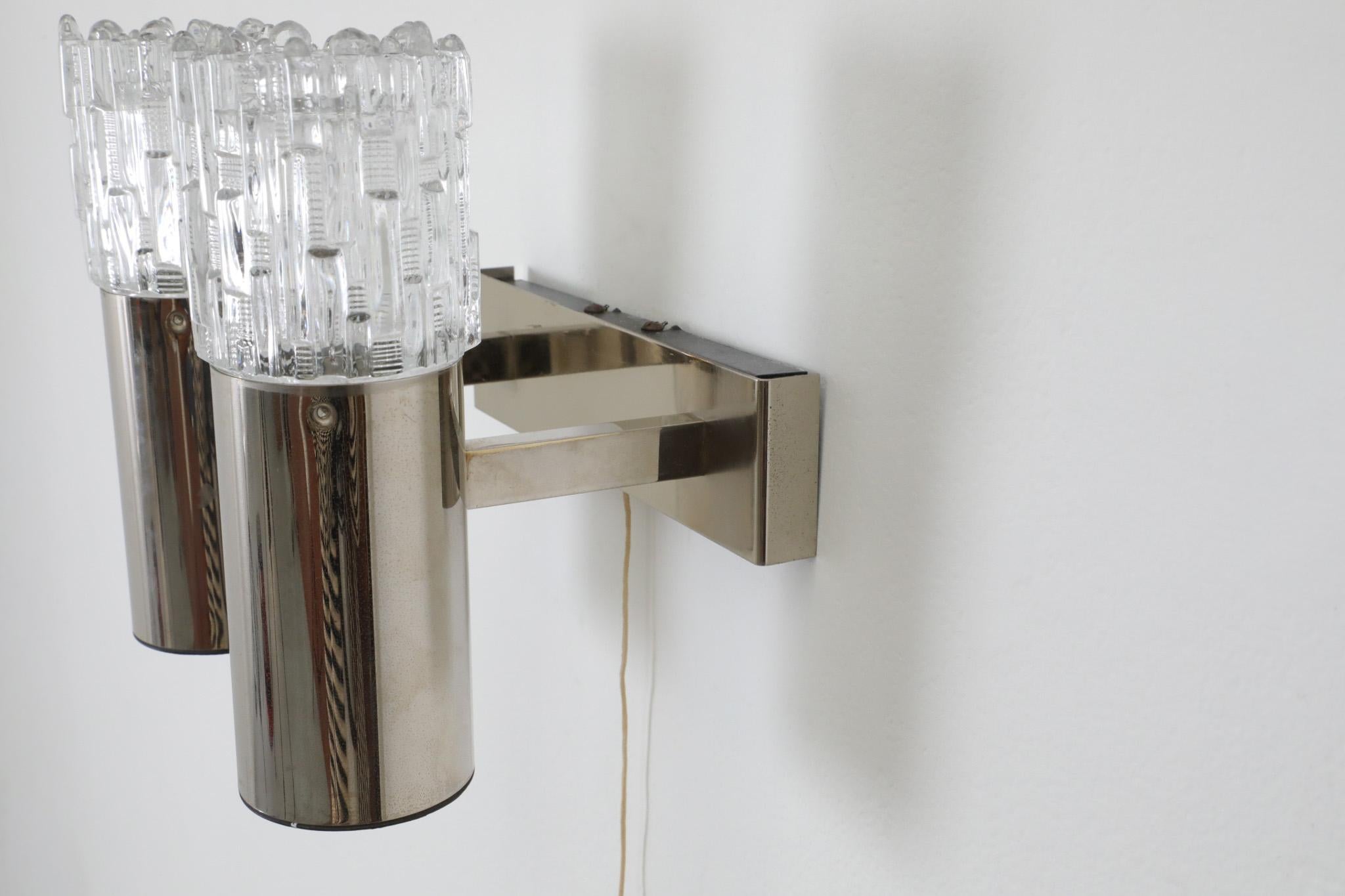 Lámpara cromada estilo Erik Höglund de mediados de siglo con doble pantalla de cristal prensado en venta 3