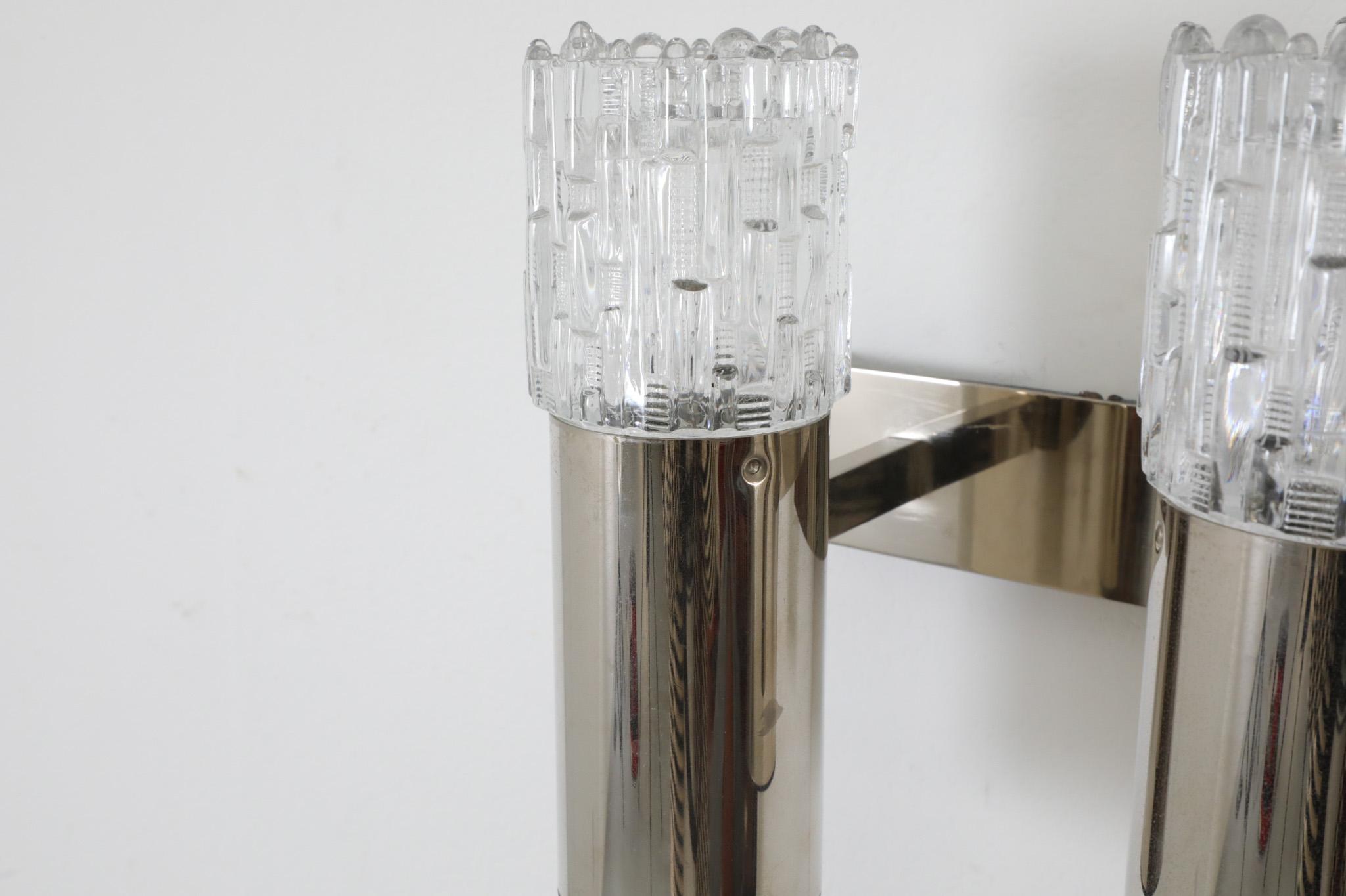 Lámpara cromada estilo Erik Höglund de mediados de siglo con doble pantalla de cristal prensado en venta 4