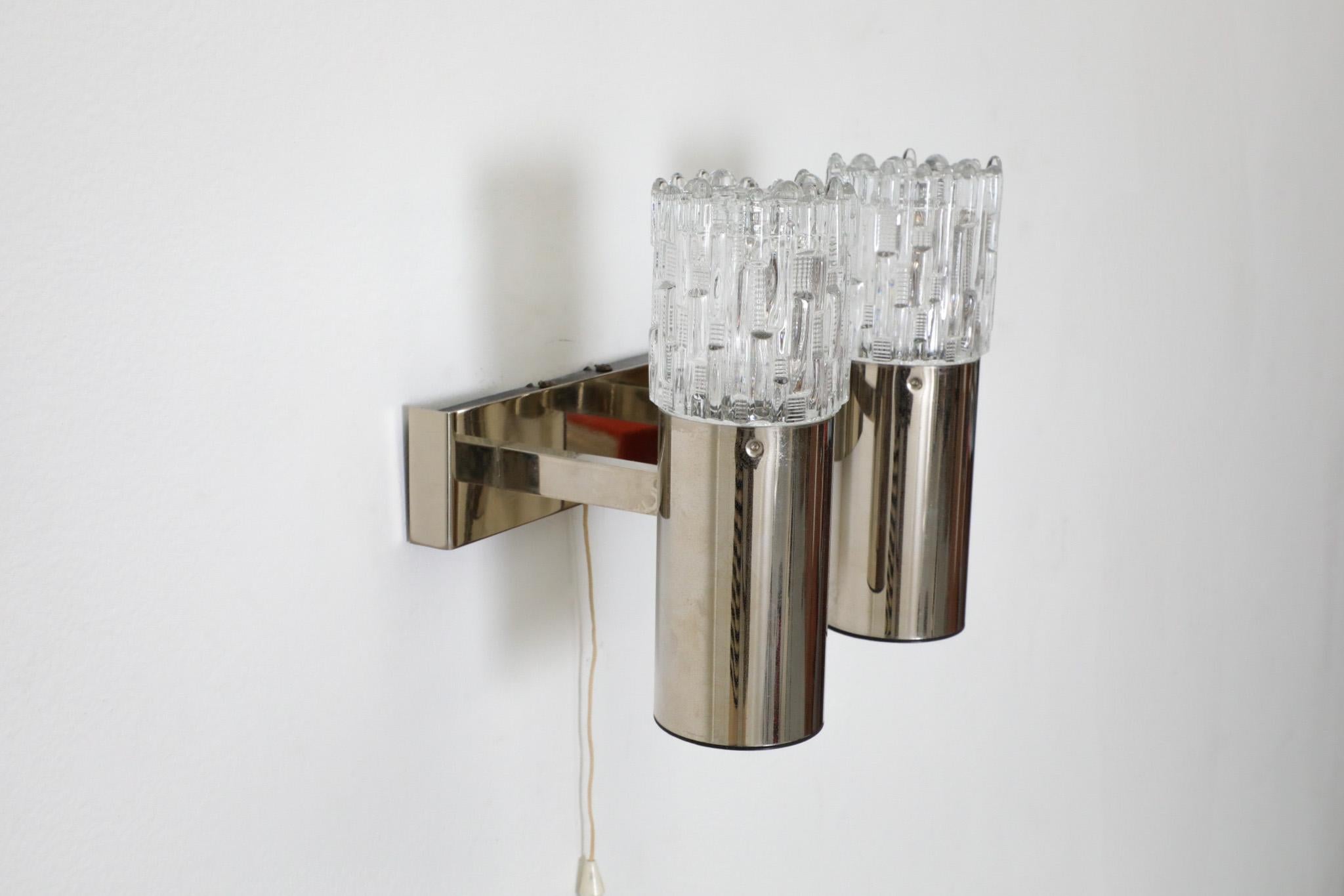 Lámpara cromada estilo Erik Höglund de mediados de siglo con doble pantalla de cristal prensado Vidrio en venta