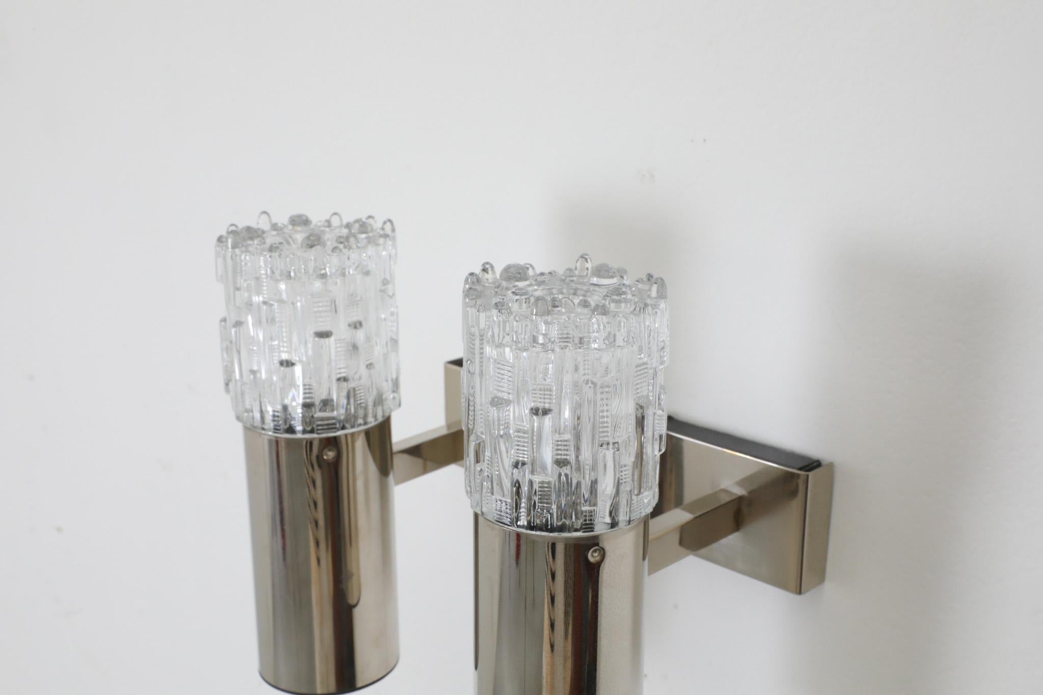 Lámpara cromada estilo Erik Höglund de mediados de siglo con doble pantalla de cristal prensado en venta 1