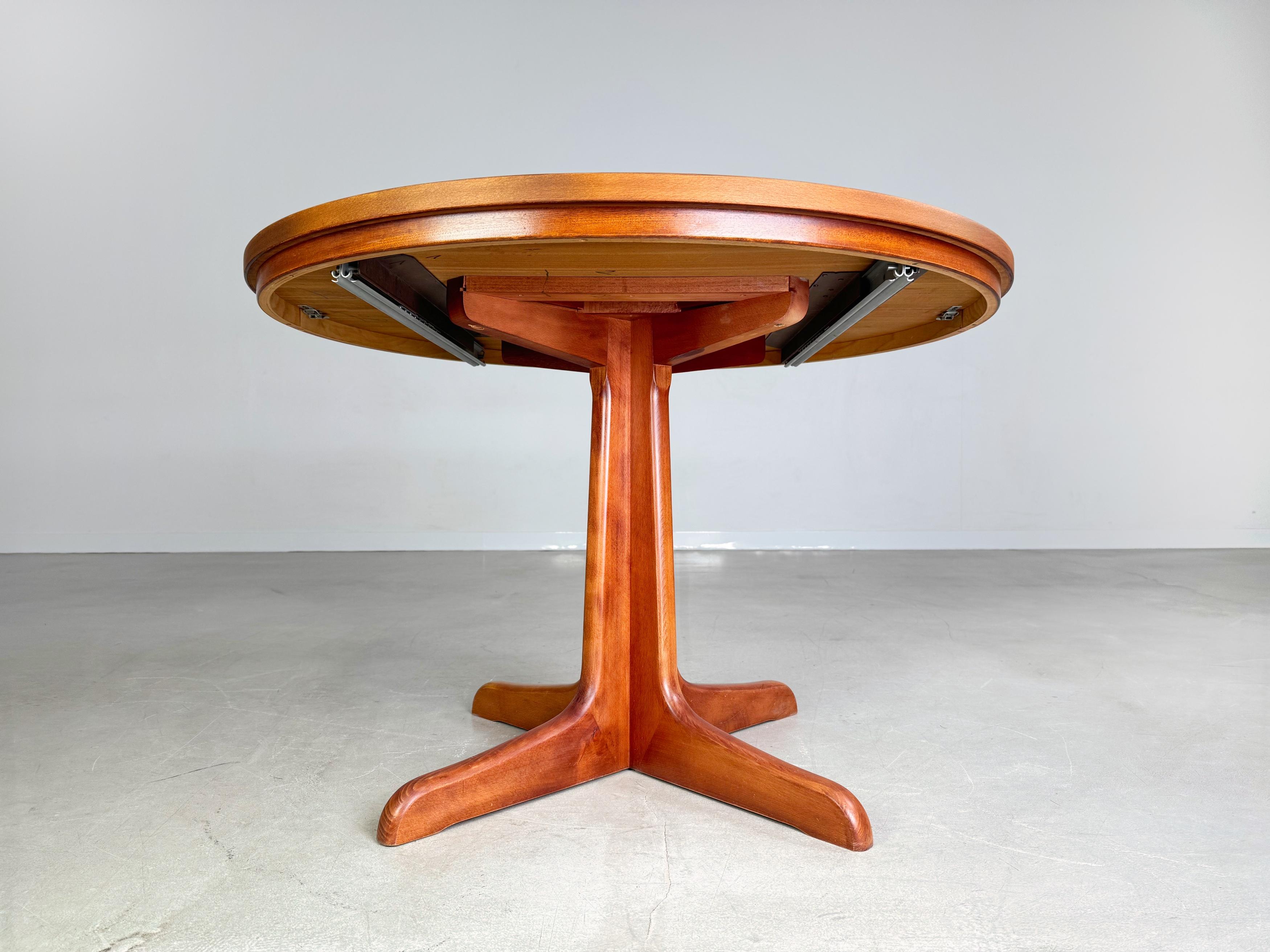 Wir bieten einen wunderschönen ausziehbaren Teak Esstisch aus den 1950er Jahren zum Verkauf an. La table a une largeur de 110 cm, alors qu'elle peut atteindre 161 cm ou 212 cm avec deux pieds de même taille (51 cm de largeur).

Zustand : Très bon