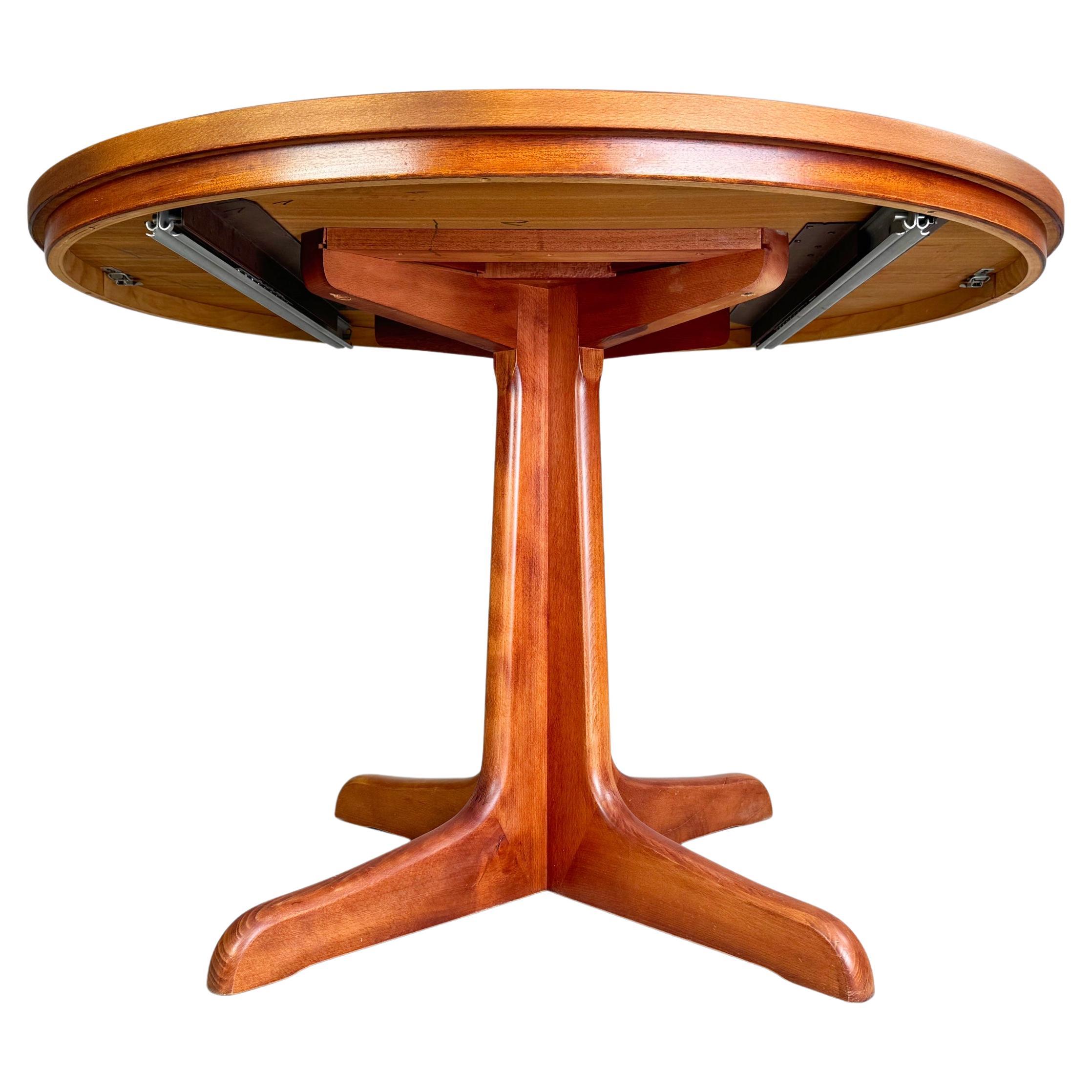 Wir bieten einen wunderschönen ausziehbaren Teak Esstisch aus den 1950er Jahren zum Verkauf an. Der Tisch verfügt über ein Durchmesser von 110cm, wobei er mit zwei zusätzlichen Einlegeplatten (jeweils 51cm Breite) auf 161cm oder 212cm ausziehbar