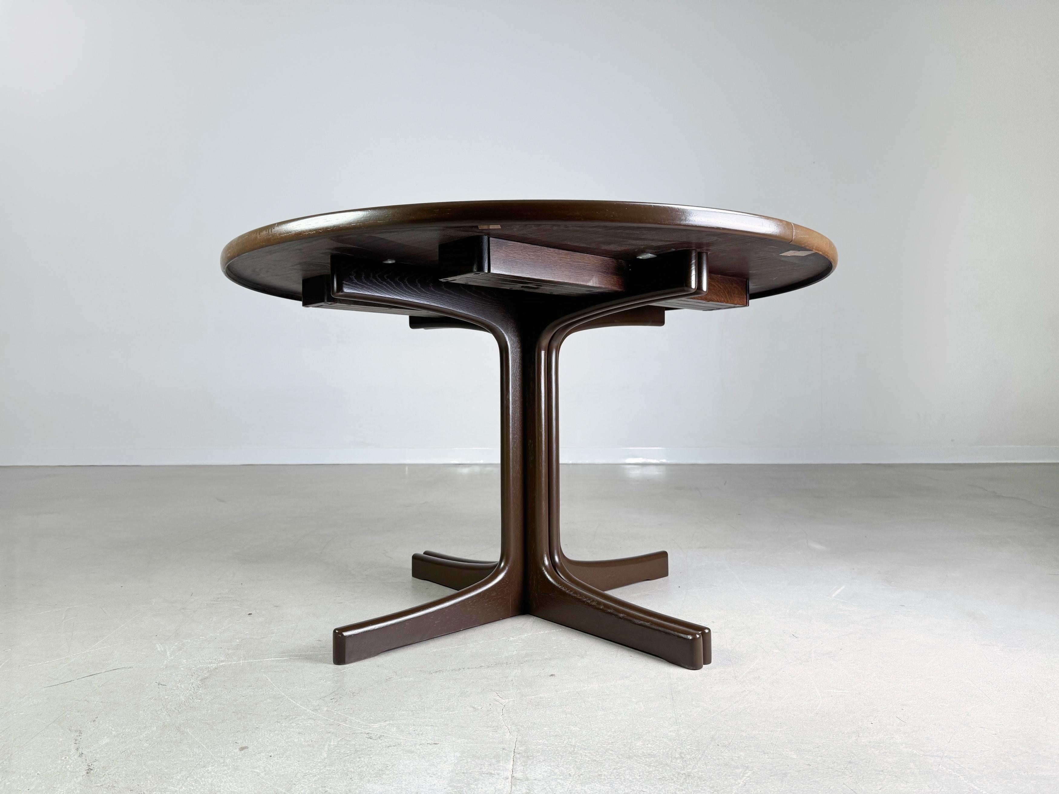 Wir bieten einen wunderschönen Esstisch vermutlich hergestellt von J.O. Carlsson aus den 1950er Jahren zum Verkauf an. Ce design a été créé par Karl Erik Ekselius et constitue un modèle de référence pour l'ère scandinave du milieu du siècle dernier.