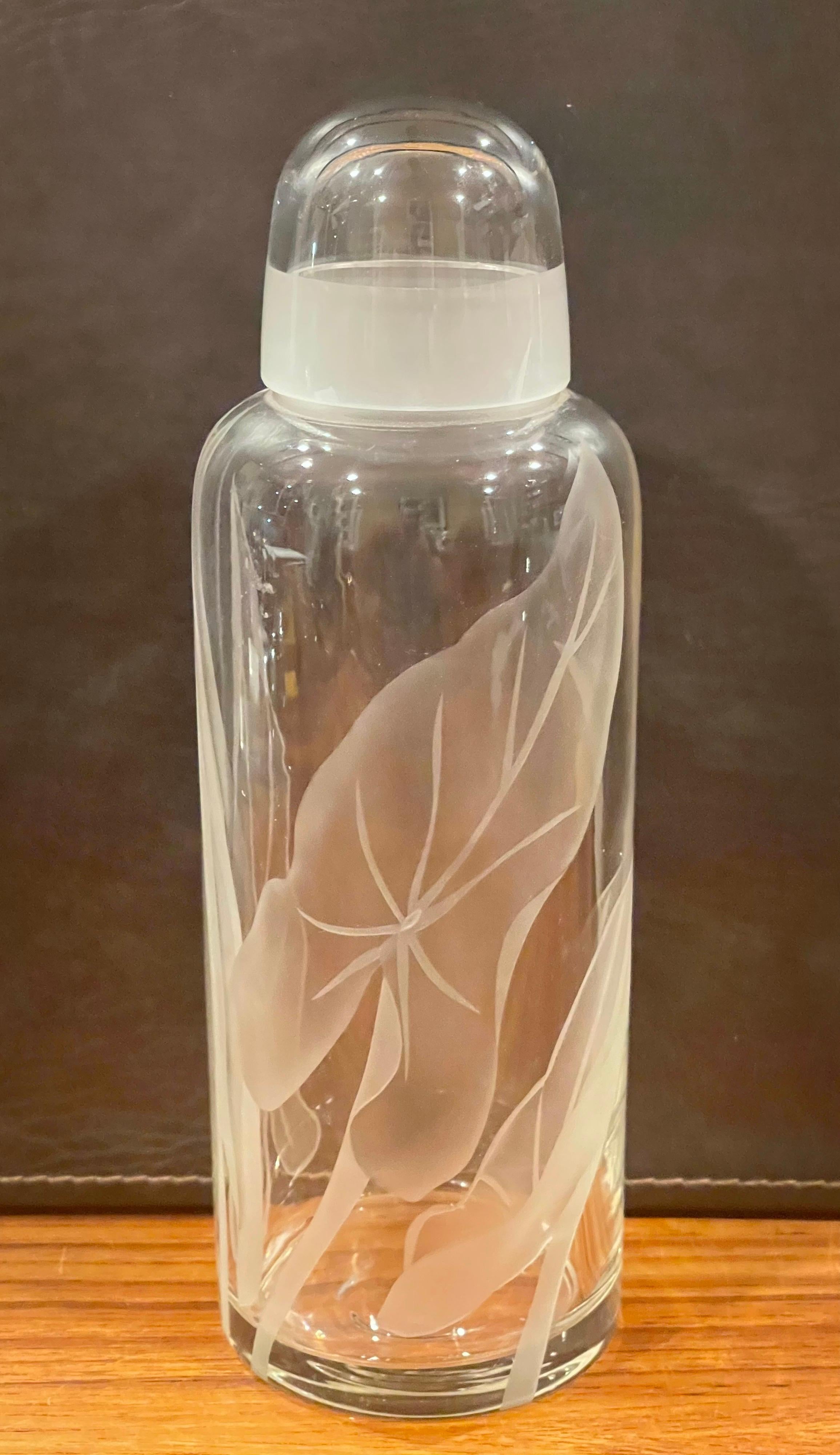 A beautiful mid-century etched glass floral decanter with lid by Dorothy Thorpe, circa 1970s. The decanter measures 3.5