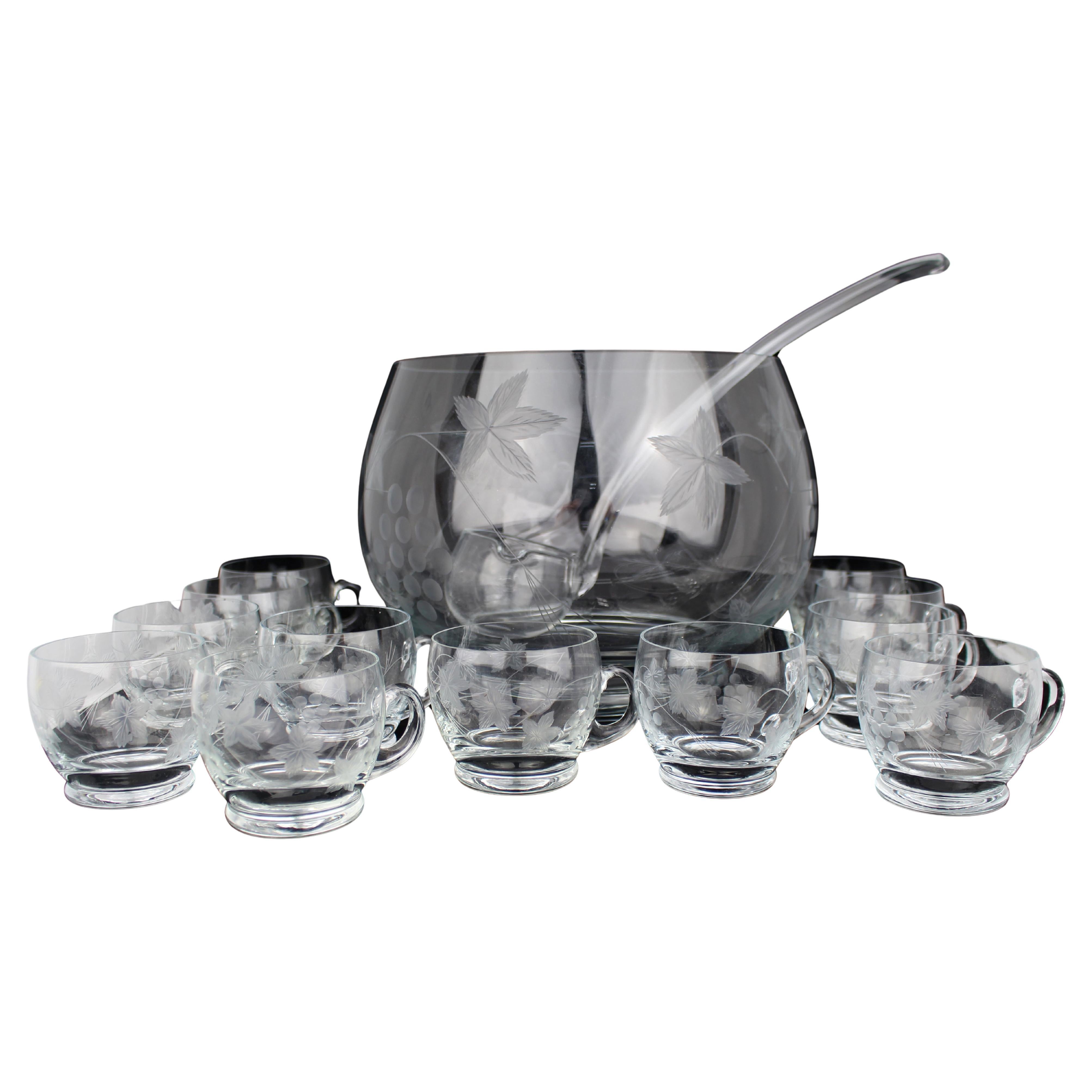 Set di vaschette in vetro acidato di metà secolo con 12 tazze e mestolo, 1950 ca. in vendita