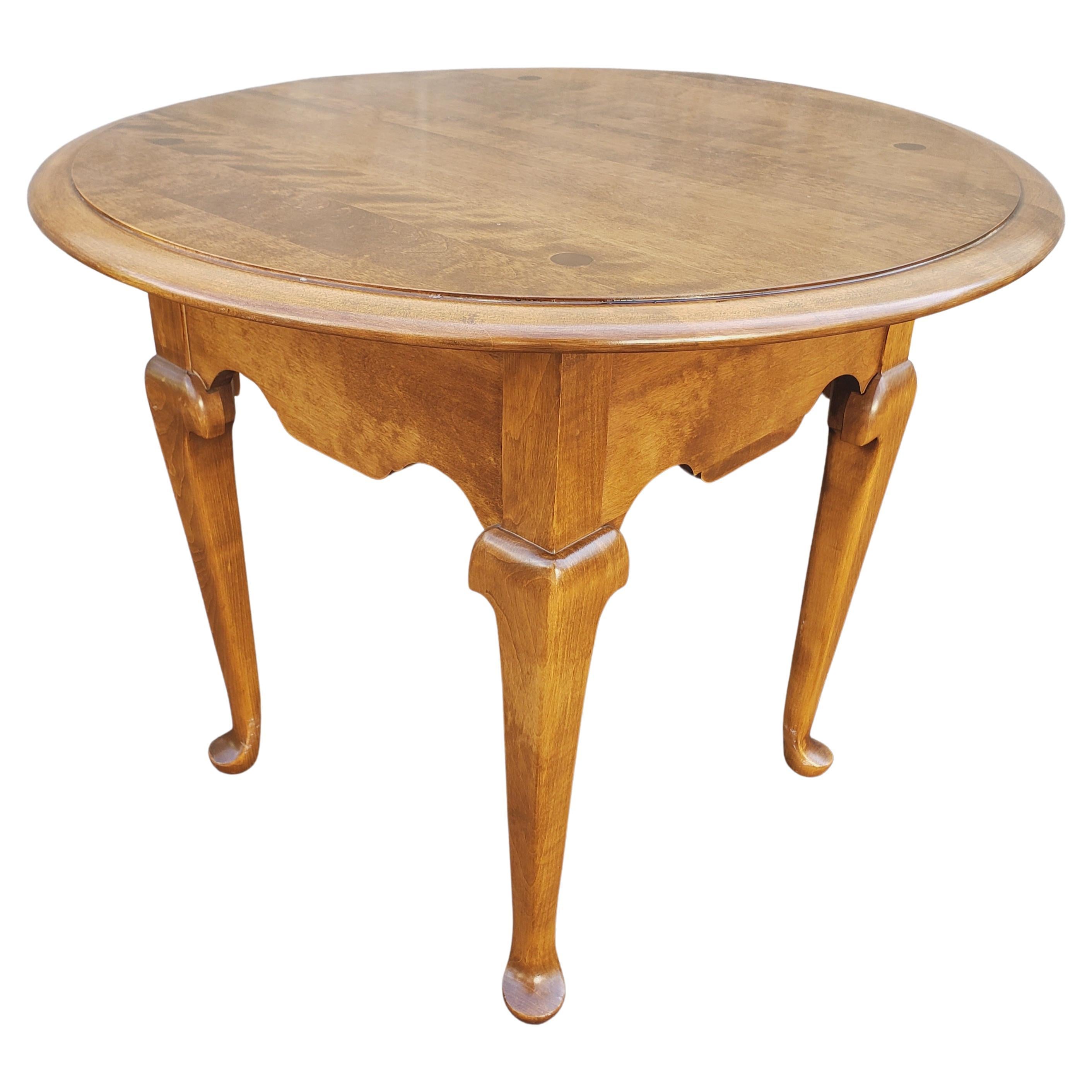 A Mid-Century Ethan Allen Heirloom Maple Queen Anne Side Table in great vintage condition. Meausres 28