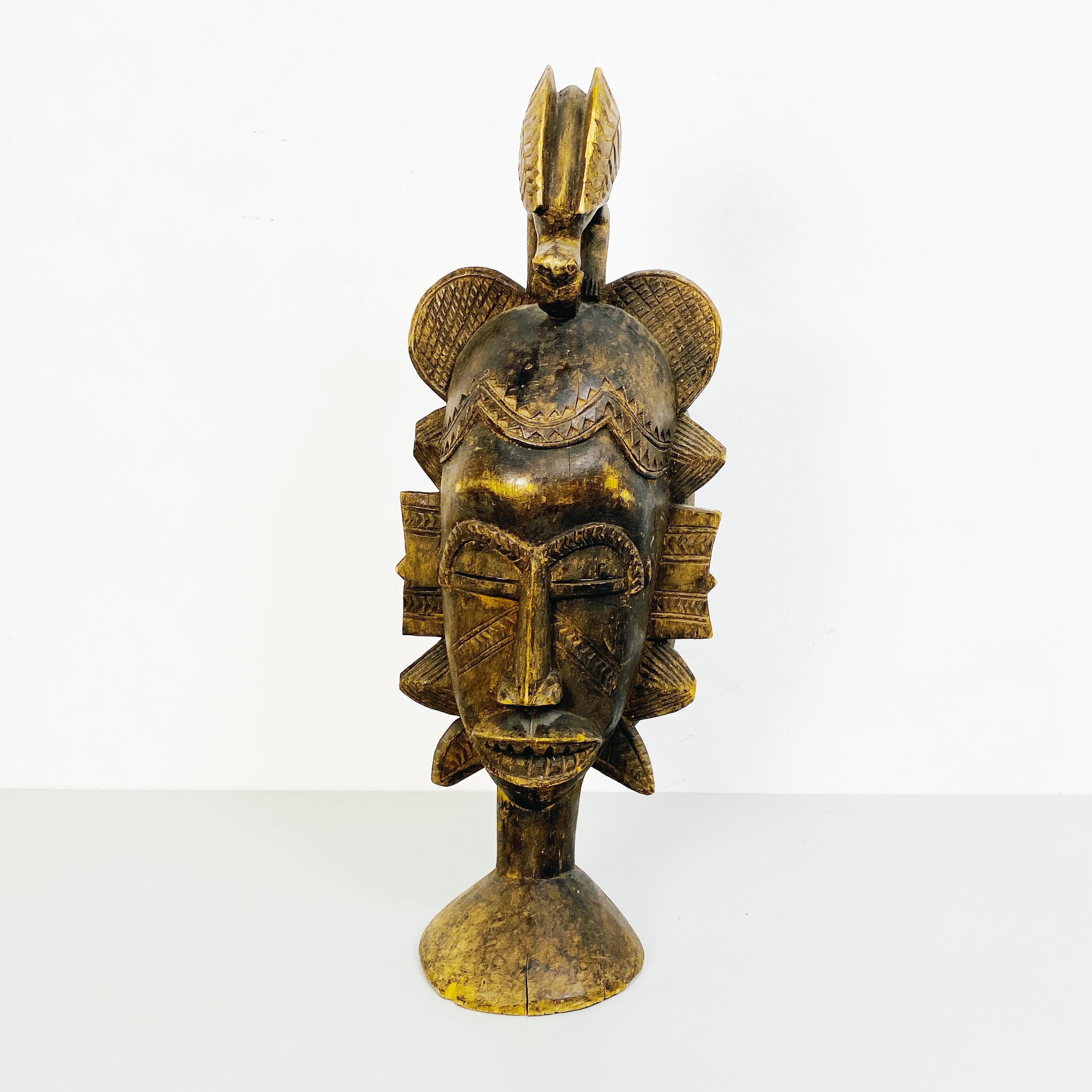 Maschera etnica in legno di metà secolo raffigurante un volto, anni '60
Maschera etnica raffigurante un volto, in legno intagliato a mano.
Buone condizioni, alcuni segni di invecchiamento.
Misure in cm 20 x 25 x 72 H.