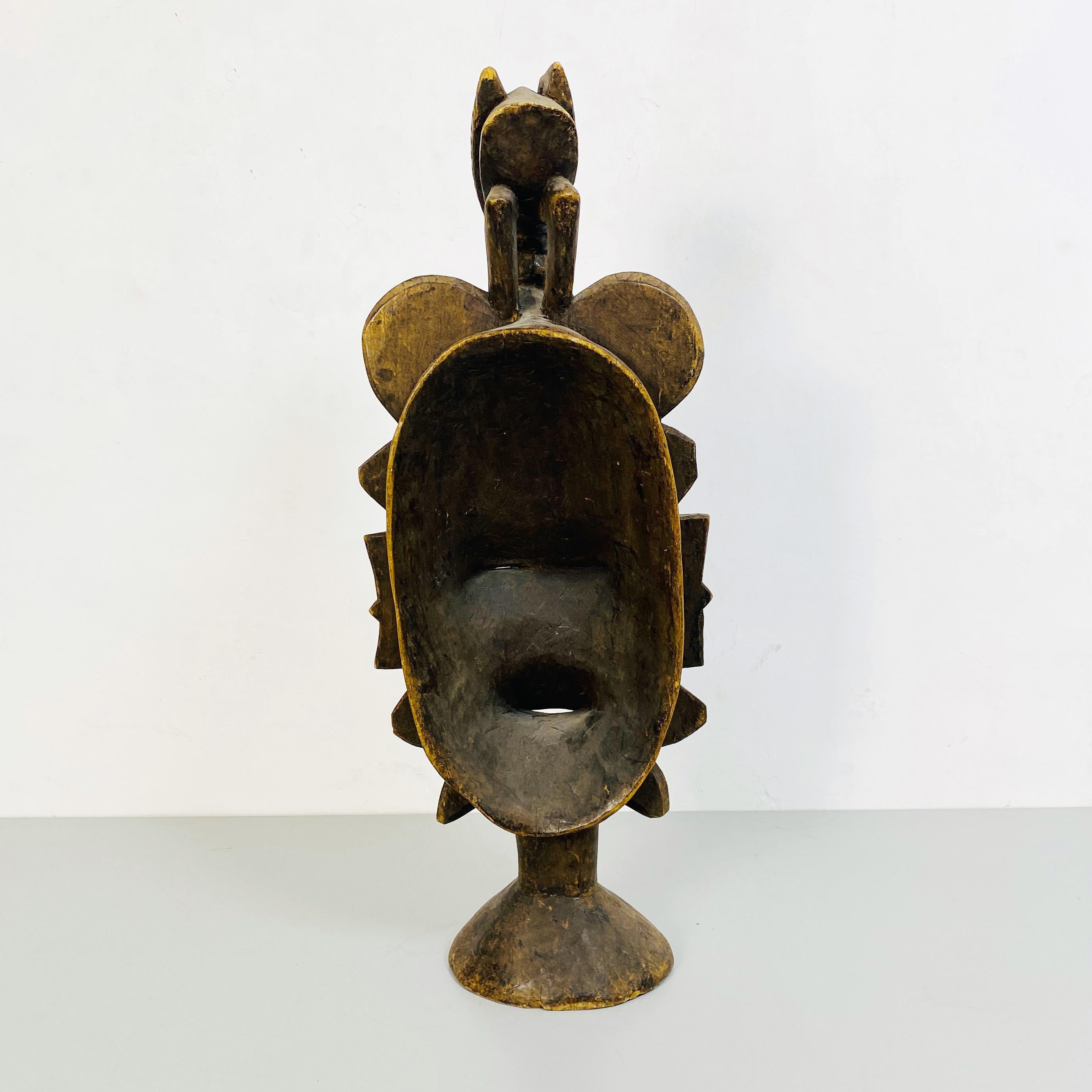 Ethnische Holzmaske aus der Mitte des Jahrhunderts mit einer Darstellung eines Gesichts, 1960er Jahre im Zustand „Gut“ im Angebot in MIlano, IT