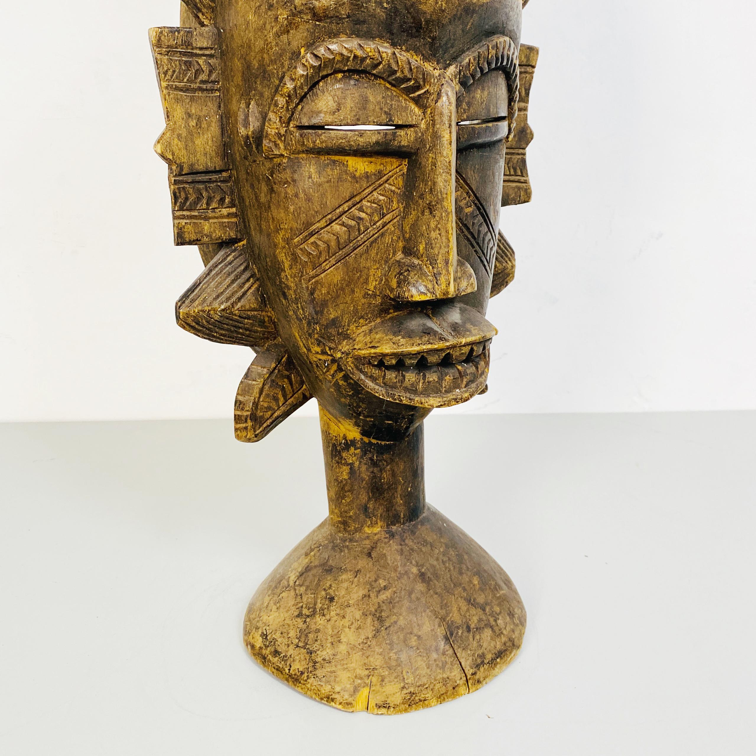 Ethnische Holzmaske aus der Mitte des Jahrhunderts mit einer Darstellung eines Gesichts, 1960er Jahre im Angebot 1