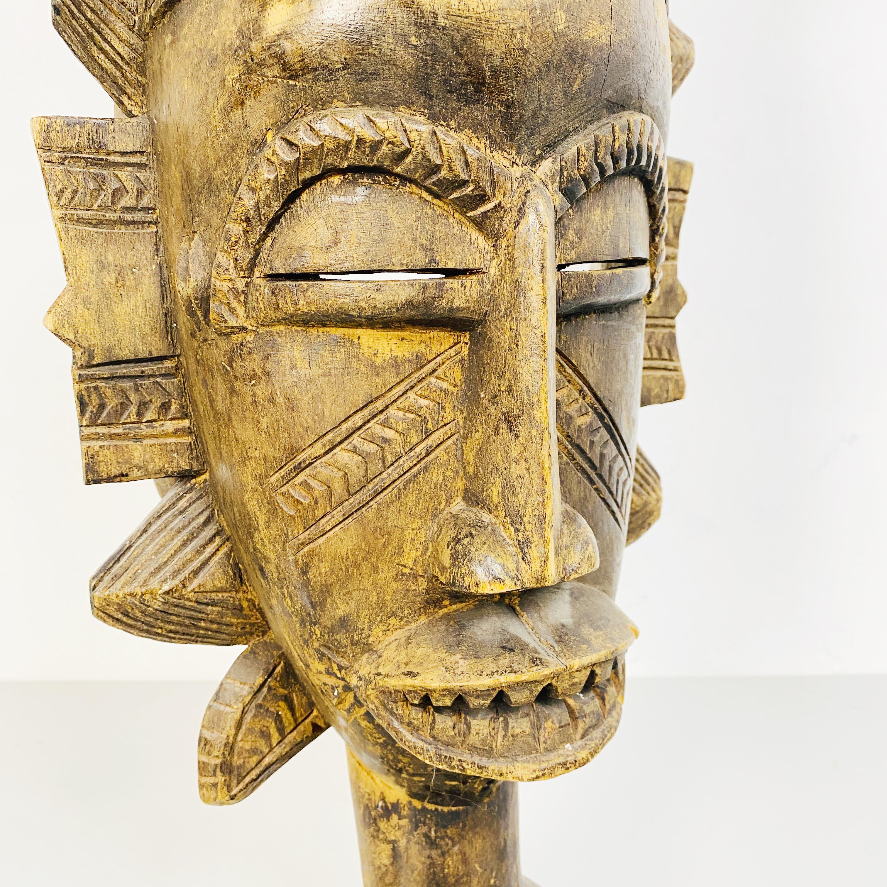 Ethnische Holzmaske aus der Mitte des Jahrhunderts mit einer Darstellung eines Gesichts, 1960er Jahre im Angebot 2