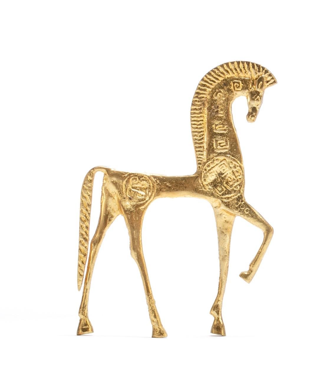 Freshly polished vintage Etruscan brass horse sculptures in the style of Frederic Weinberg, circa 1950s featuring etched modern details. These sculptures add a modern flair and look especially beautiful in bookcases, mantles or office. A thoughtful