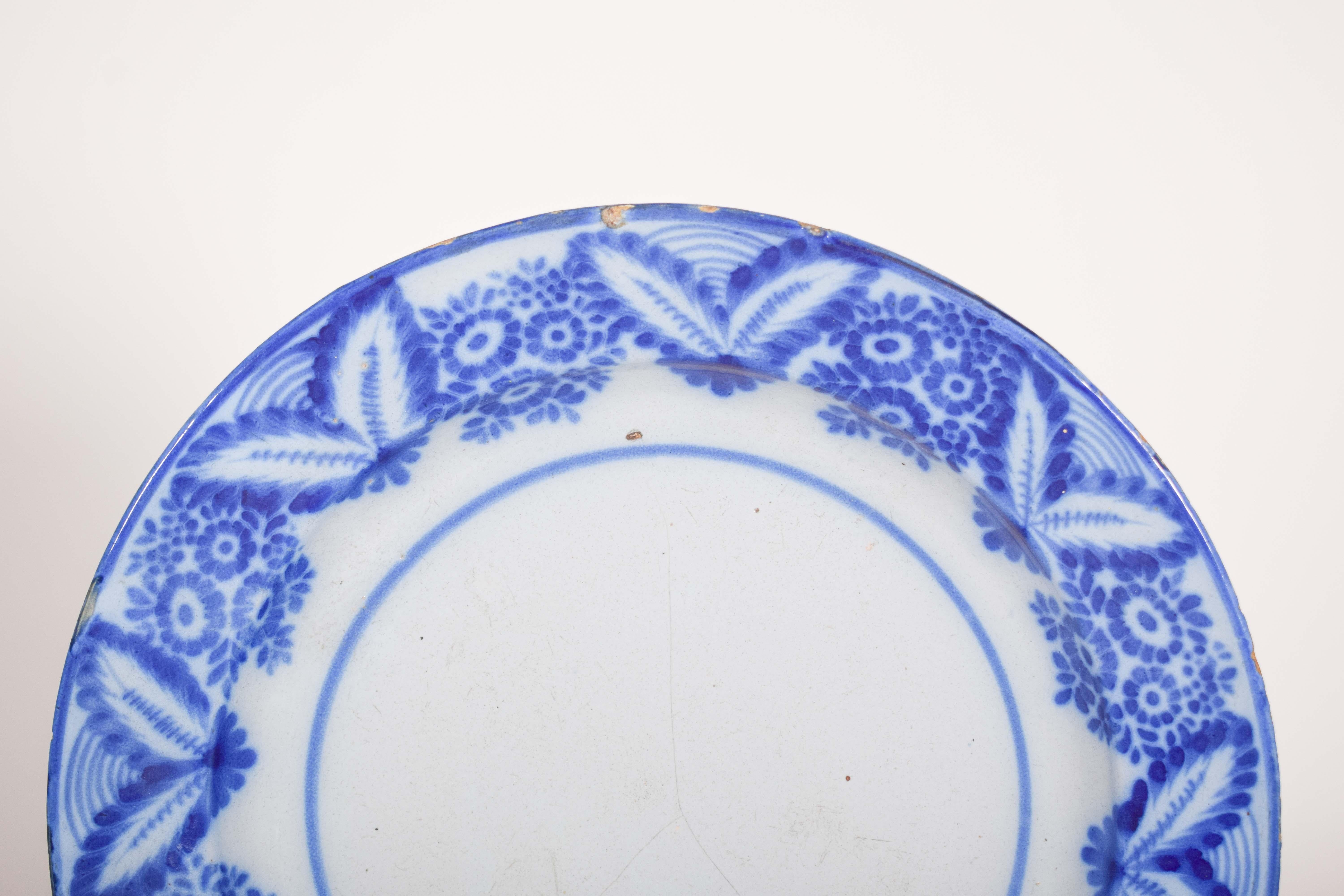 European ceramic plate. Decorated with blue flowers and leaves on a white background, characterized by simplicity and elegance.
This piece takes a minimalist decorative approach, with an ornate border and a predominantly white center, providing a