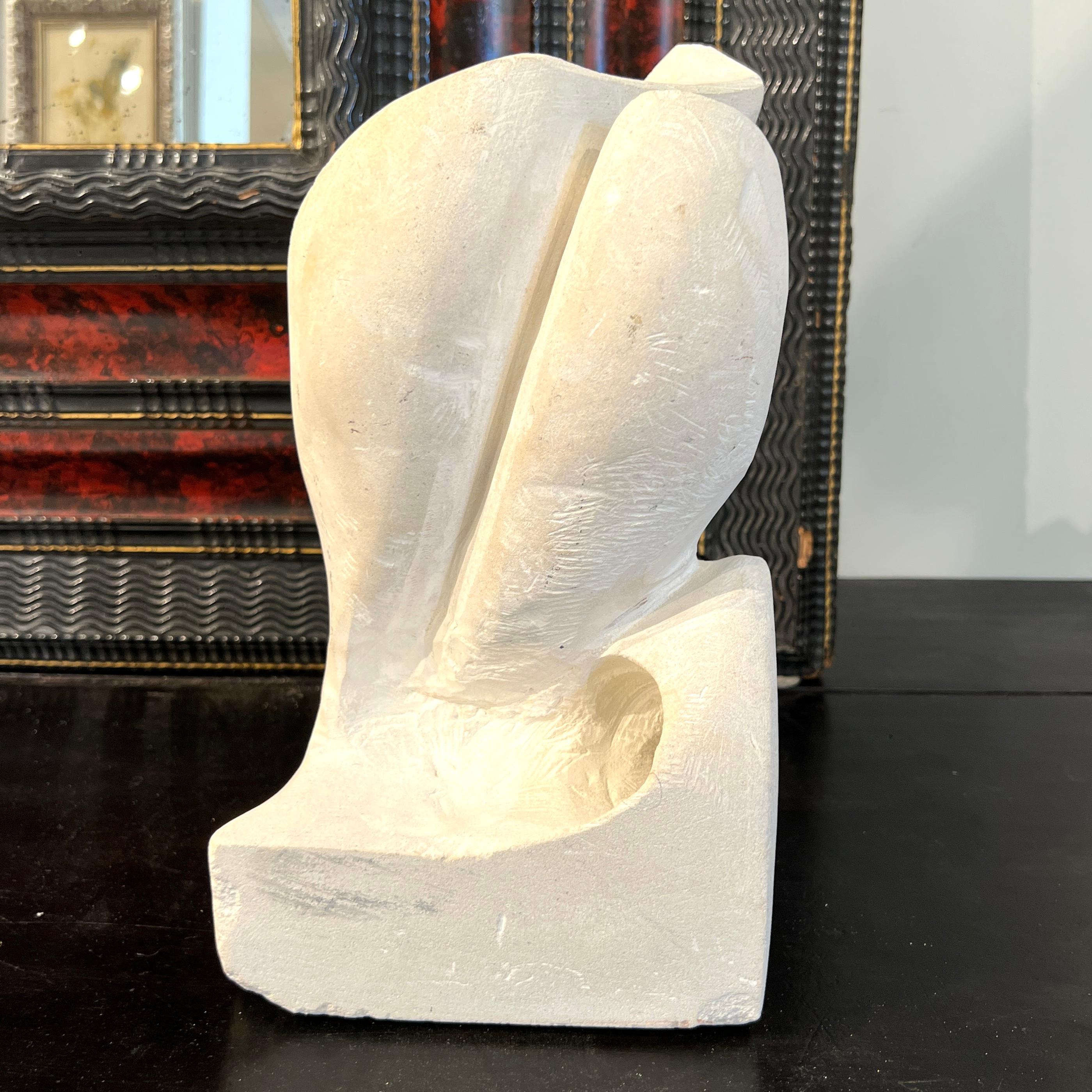 Un'impressionante scultura in pietra contemporanea della metà del secolo scorso con una forma astratta e organica e una texture intagliata a mano che unisce la sensibilità modernista al materiale naturale per una presenza artistica senza tempo.
