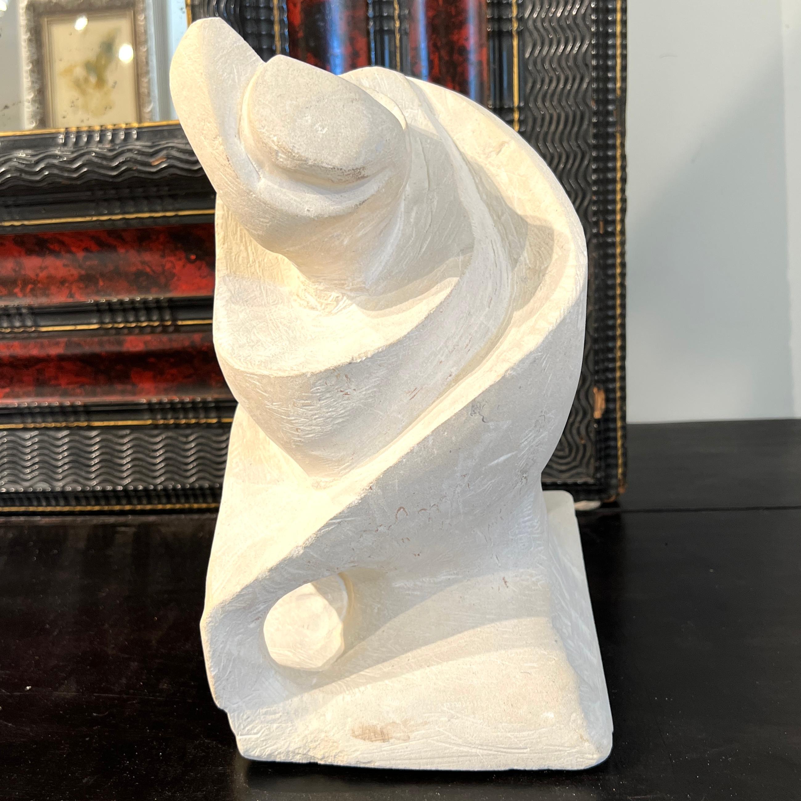 Intagliato a mano Scultura in pietra contemporanea europea di metà secolo in vendita