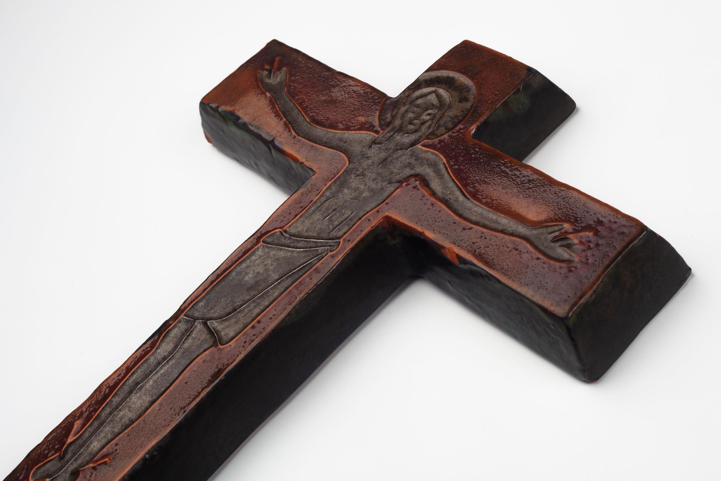 Crucifix européen du milieu du siècle dernier, marron, orange, rouge, années 1960 3