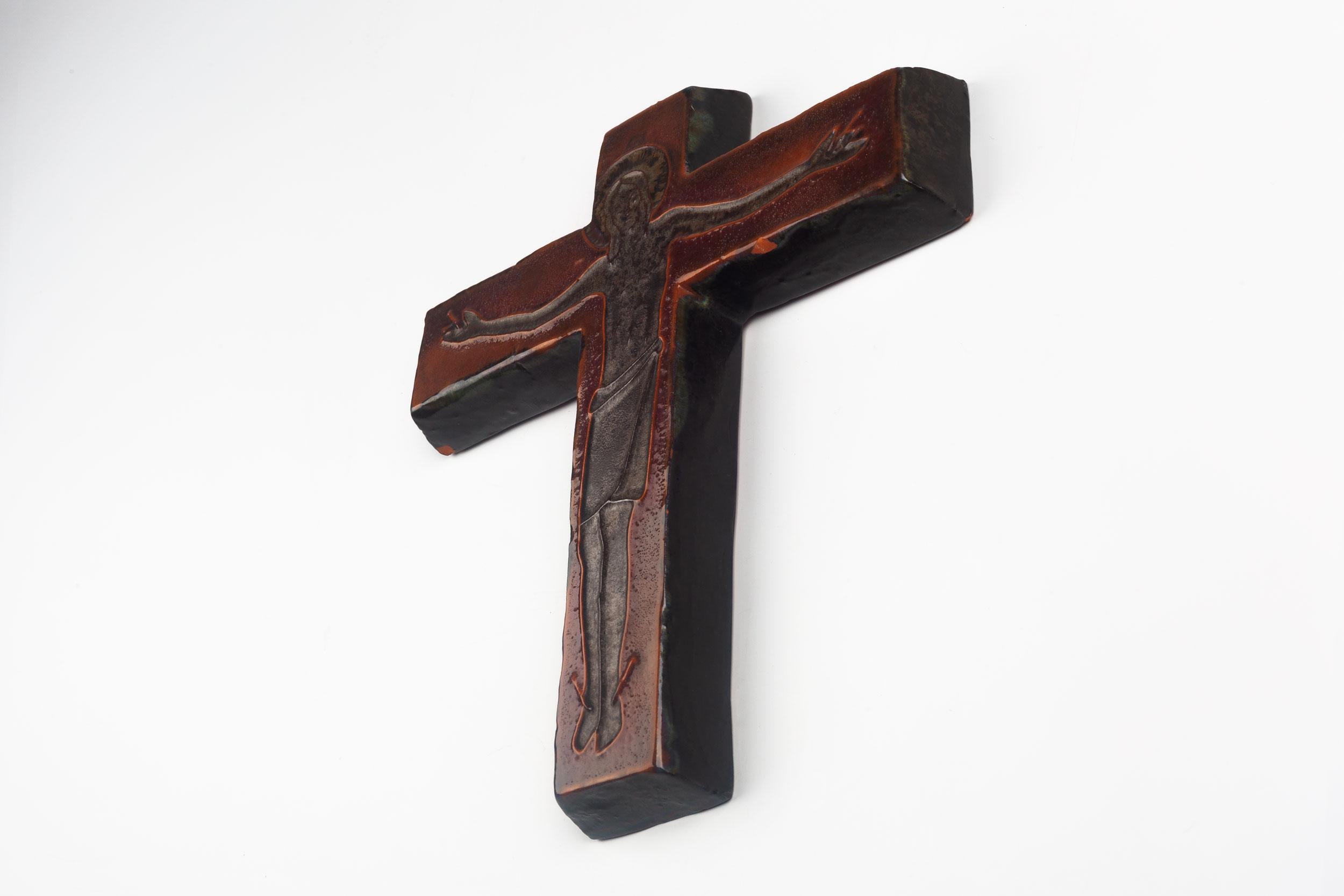 Crucifix européen du milieu du siècle dernier, marron, orange, rouge, années 1960 Bon état à Chicago, IL