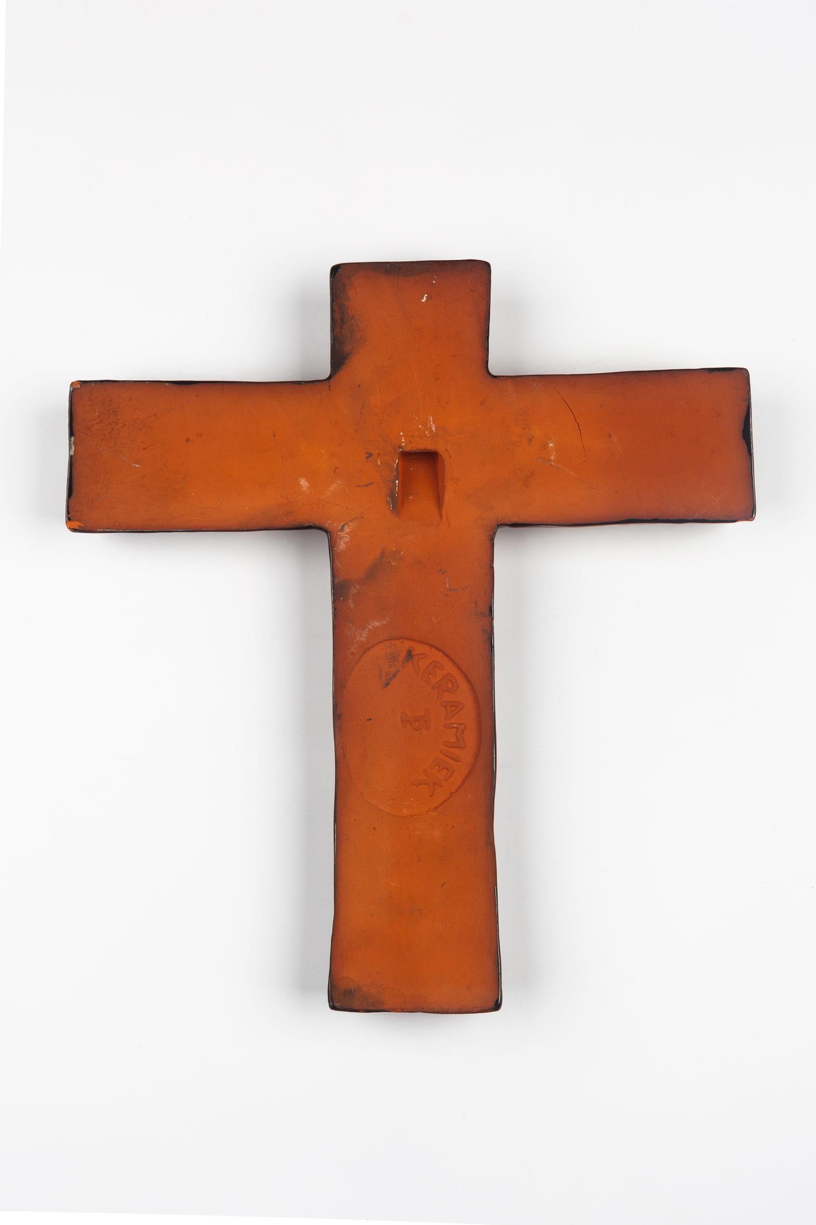 Argile Crucifix européen du milieu du siècle dernier, marron, orange, rouge, années 1960