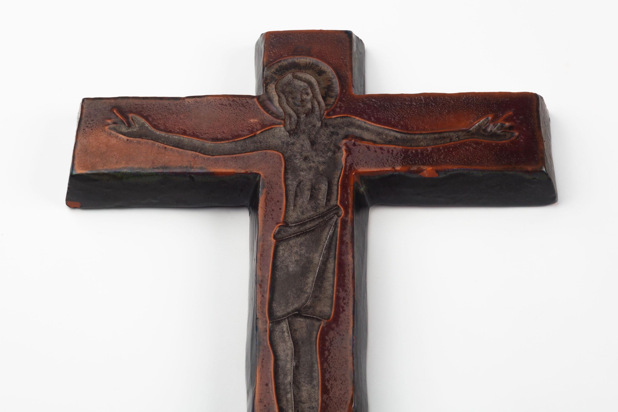 Crucifix européen du milieu du siècle dernier, marron, orange, rouge, années 1960 2