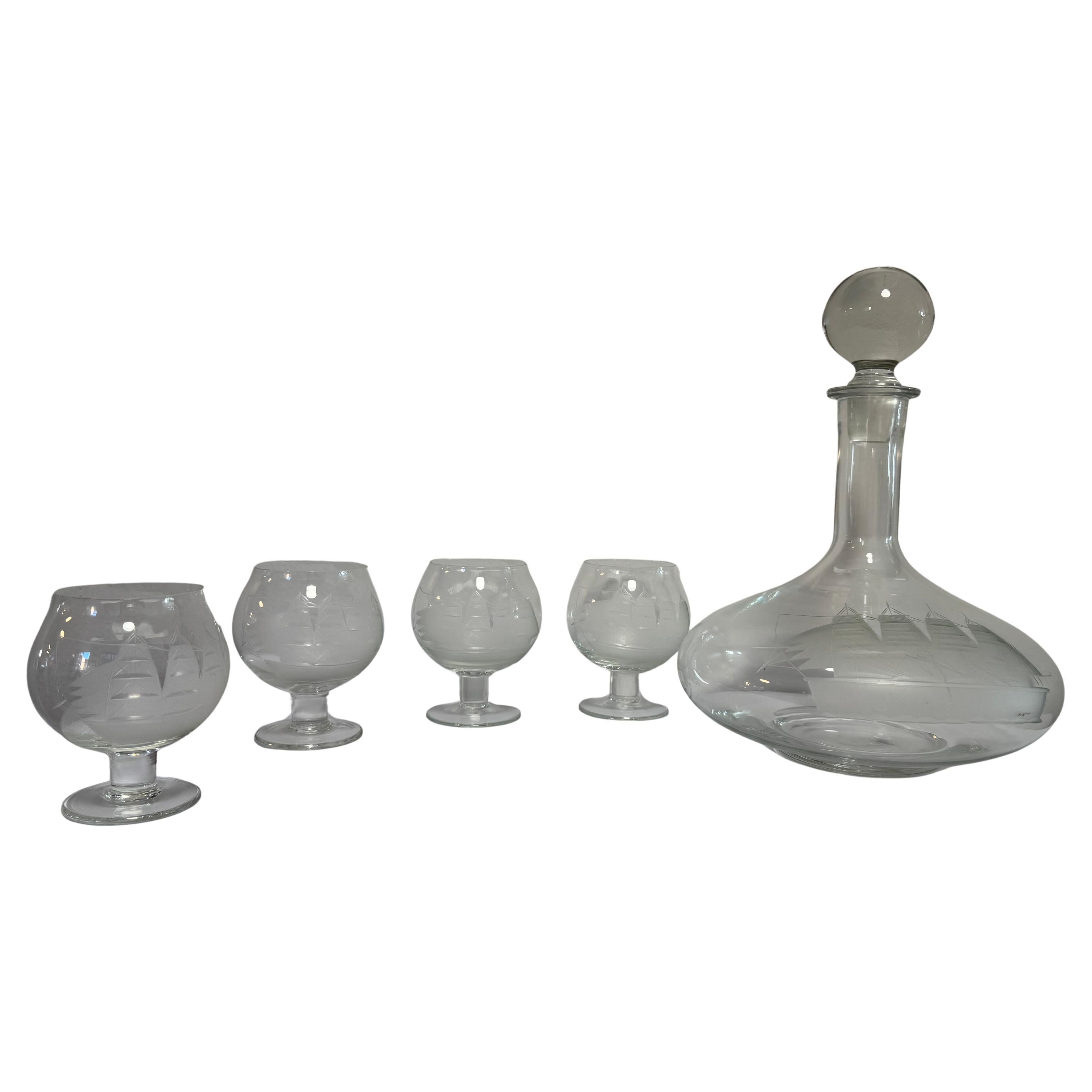 Juego de decantador y copita de brandy de cristal europeo de mediados de siglo con motivo náutico en venta