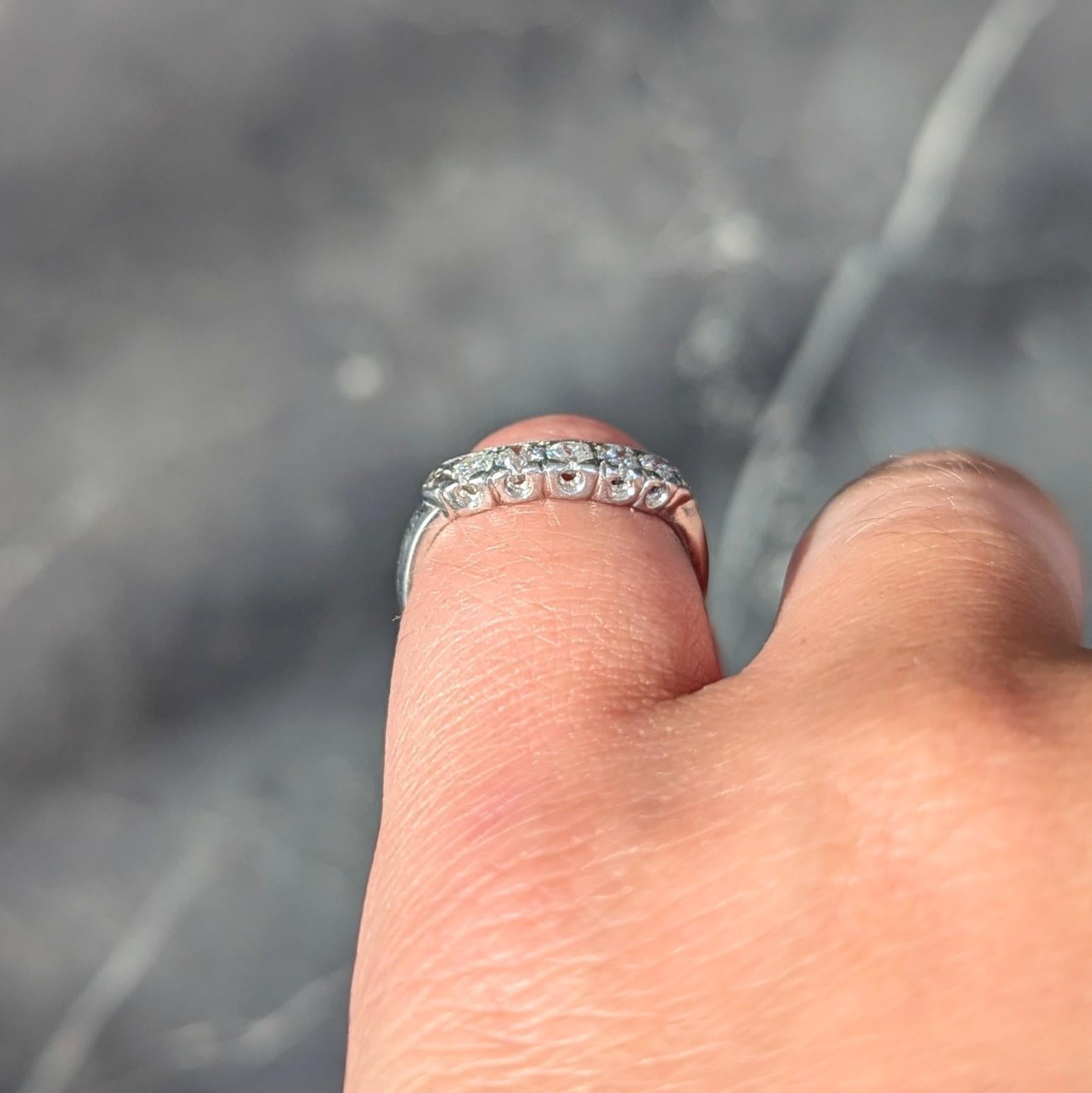 Anillo de boda europeo de mediados de siglo con diamantes en platino y contorno de cola de pez vintage en venta 4