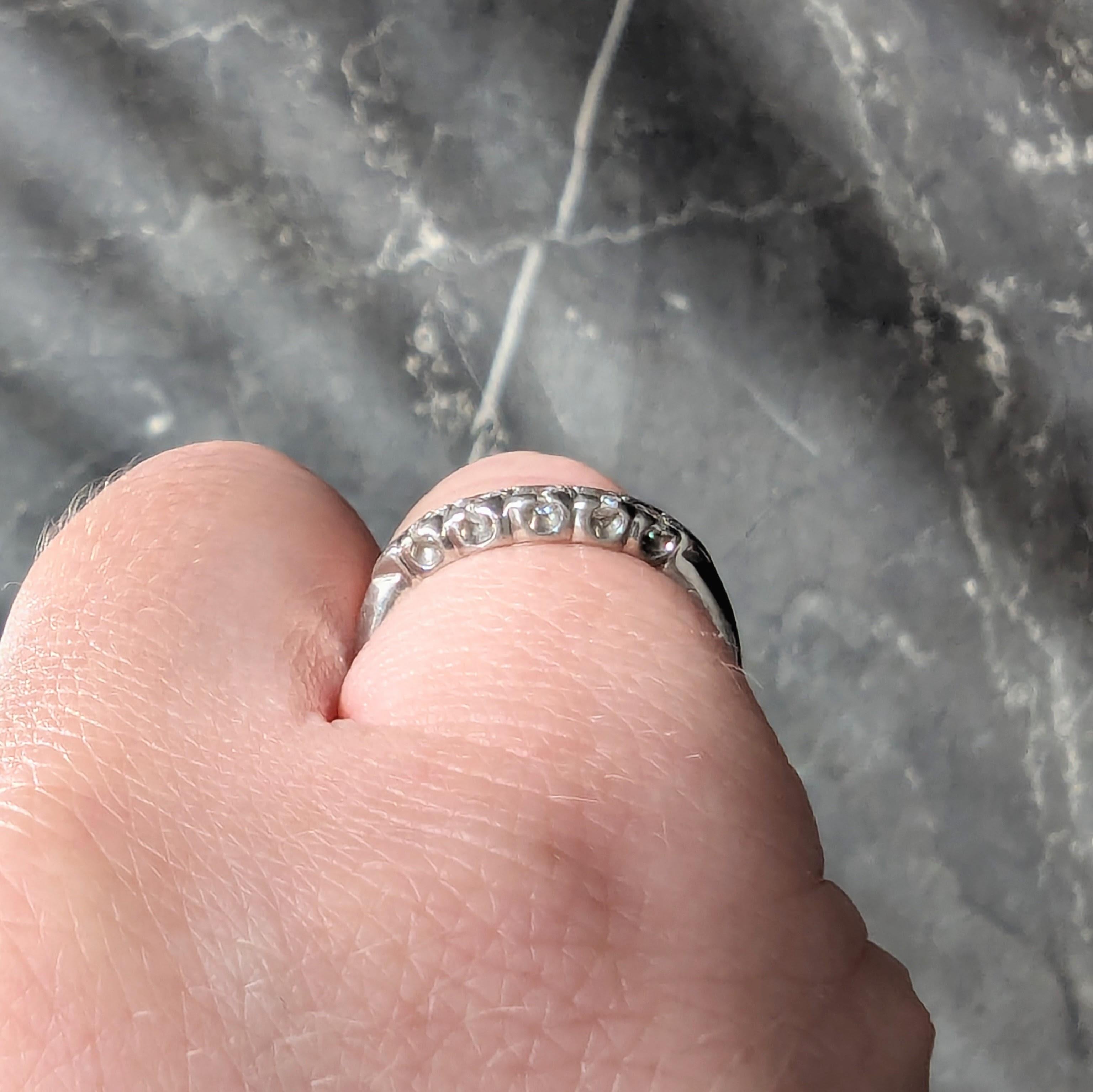 Anello con diamante europeo di metà secolo in platino con contorno a coda di pesce vintage in vendita 4