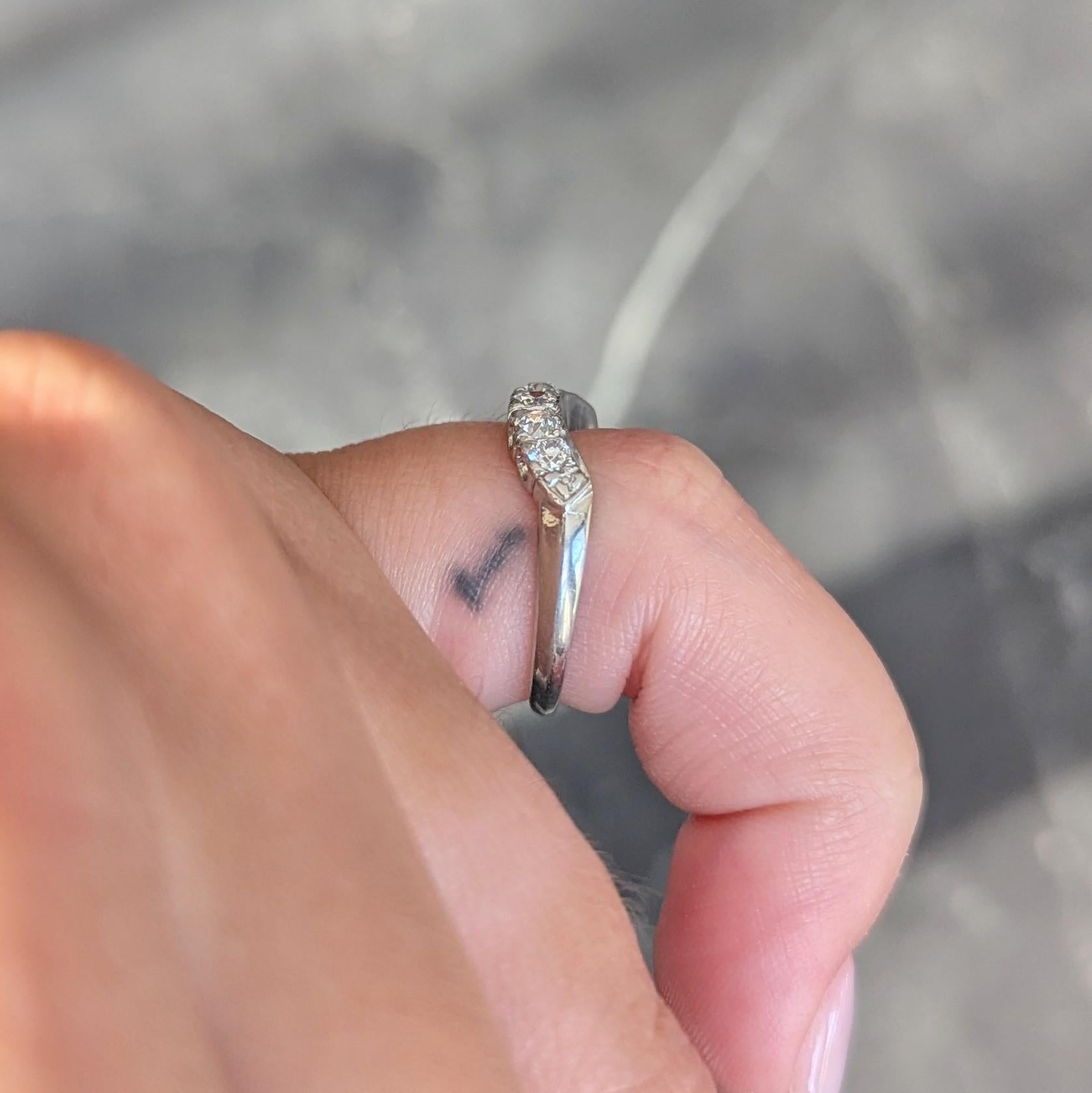 Anillo de boda europeo de mediados de siglo con diamantes en platino y contorno de cola de pez vintage en venta 5