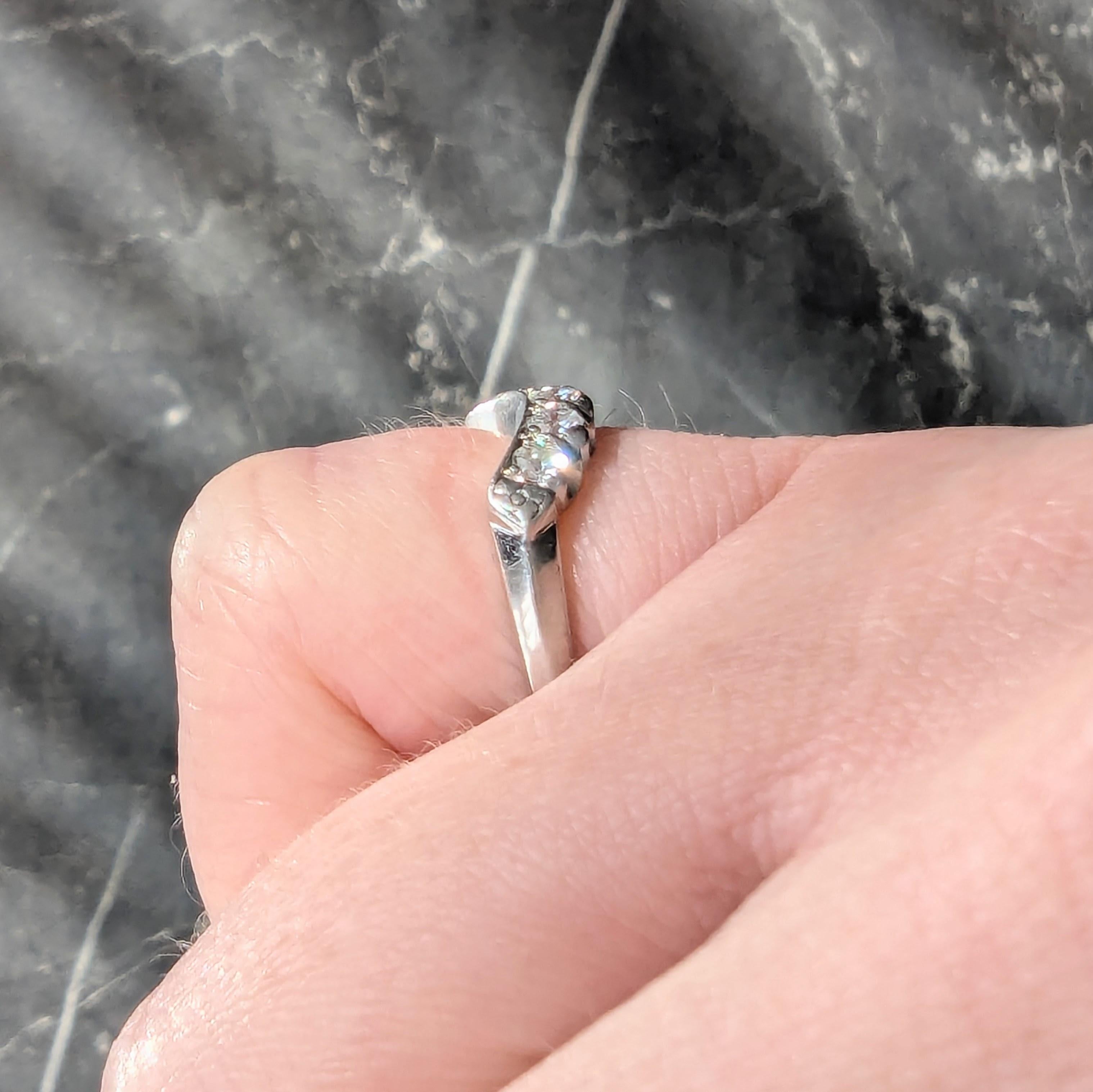 Anello con diamante europeo di metà secolo in platino con contorno a coda di pesce vintage in vendita 5