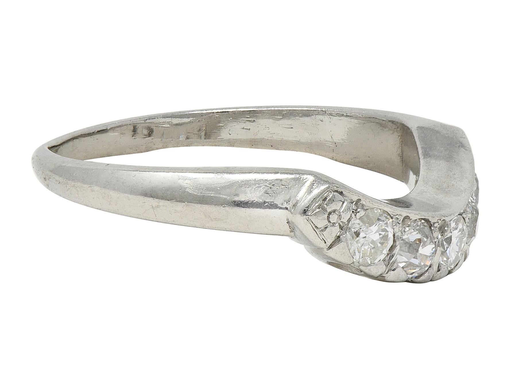 Anillo de boda europeo de mediados de siglo con diamantes en platino y contorno de cola de pez vintage Moderno en venta