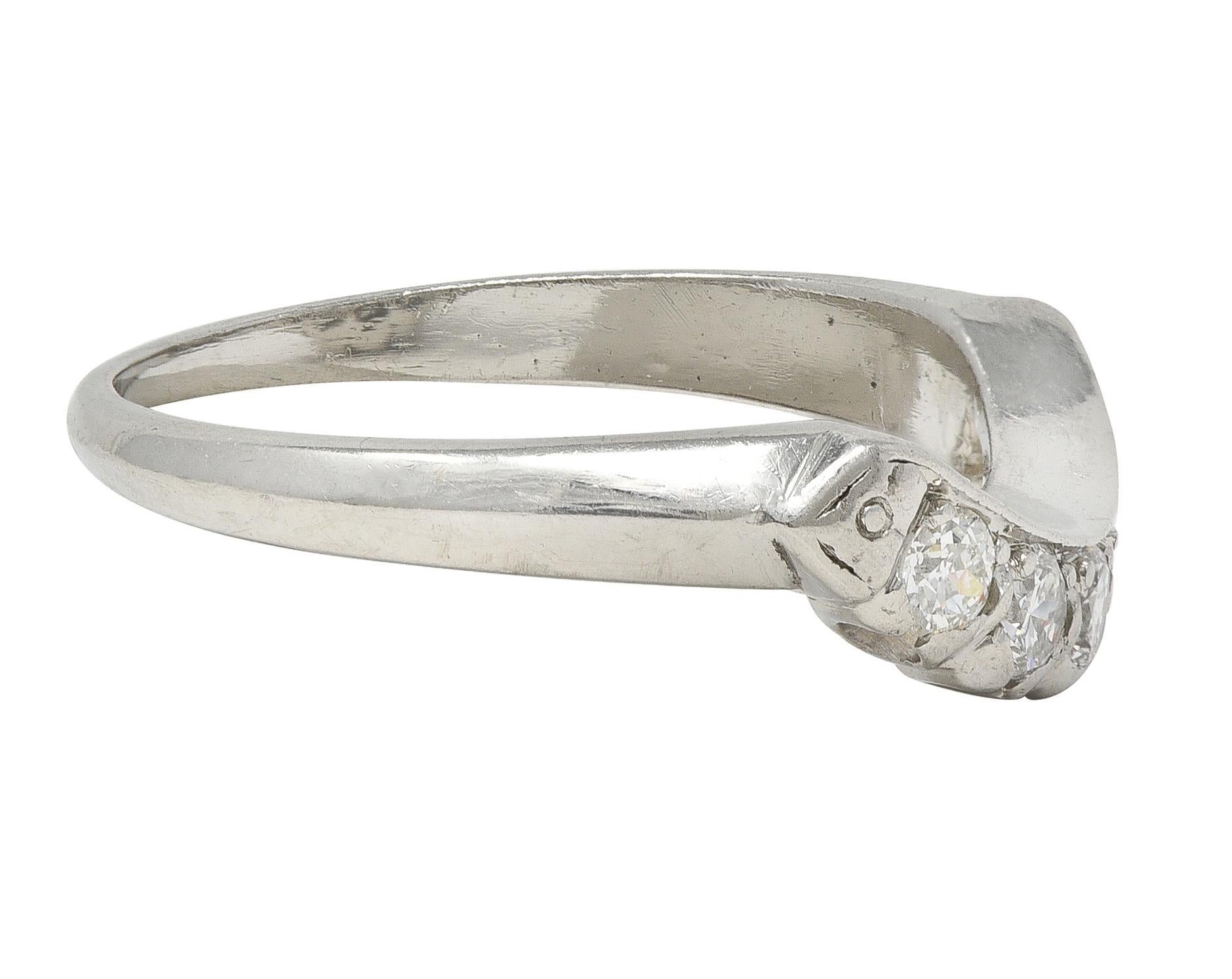 Moderno Anello con diamante europeo di metà secolo in platino con contorno a coda di pesce vintage in vendita