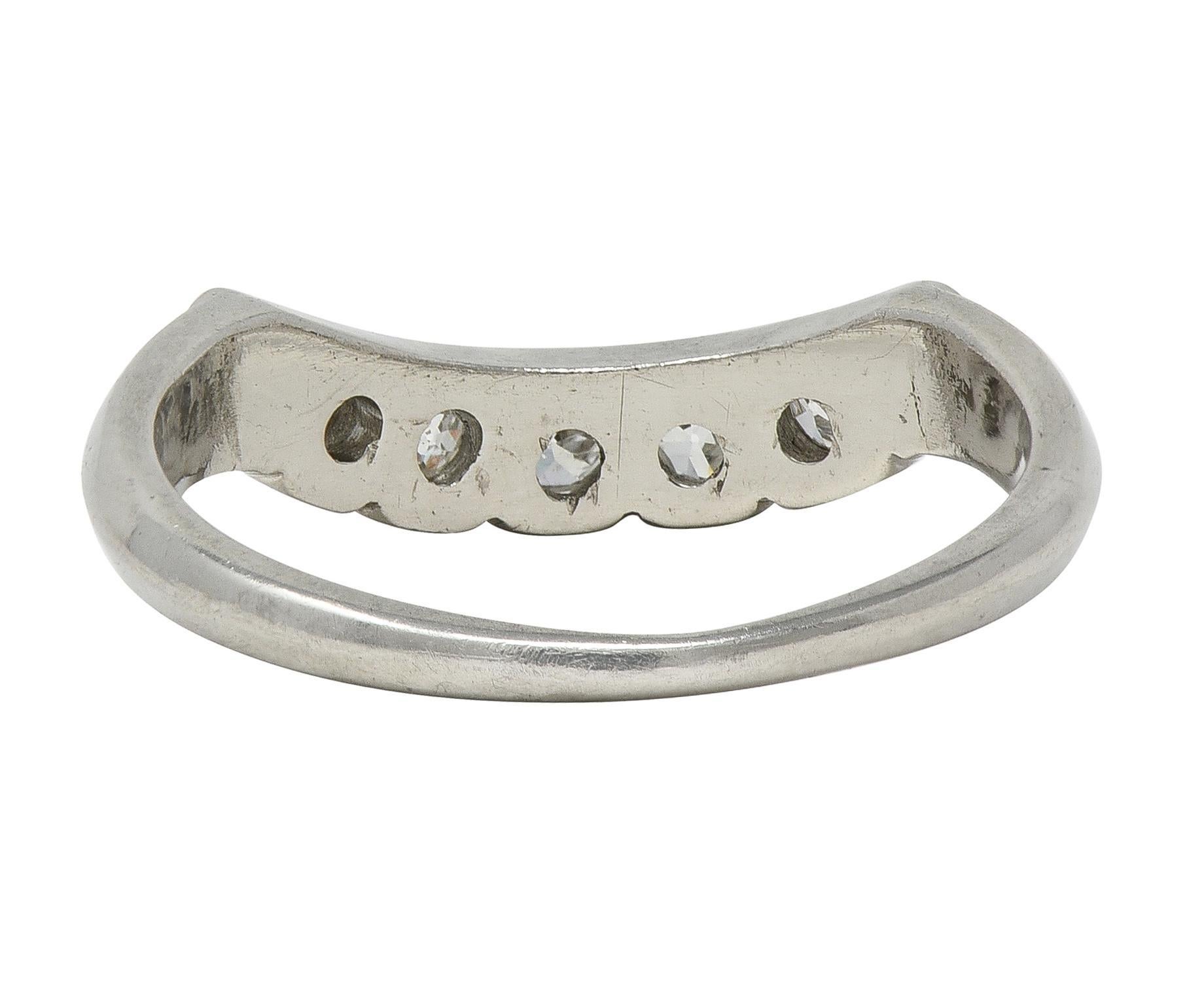 Anillo de boda europeo de mediados de siglo con diamantes en platino y contorno de cola de pez vintage Corte europeo antiguo en venta