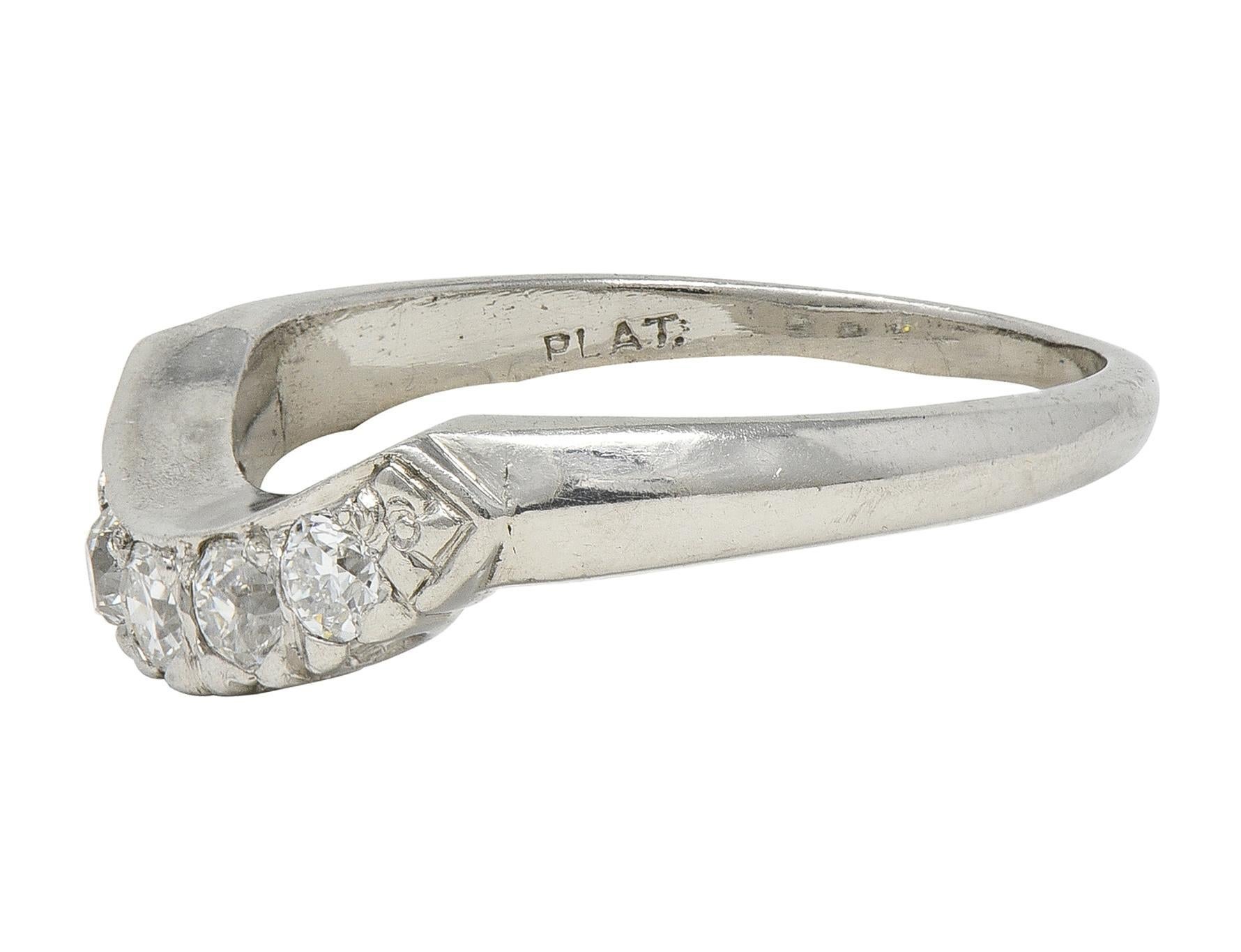 Anillo de boda europeo de mediados de siglo con diamantes en platino y contorno de cola de pez vintage en Excelente estado para la venta en Philadelphia, PA