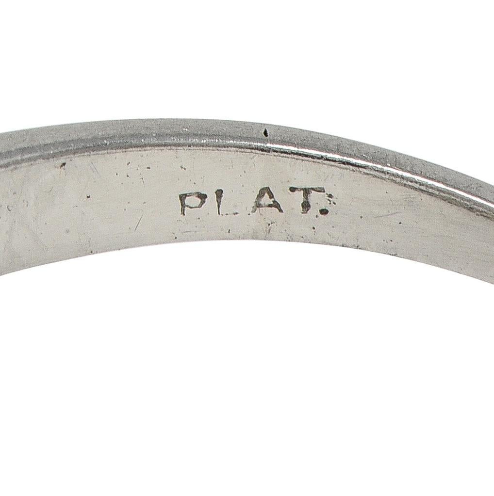 De las mujeres Anillo de boda europeo de mediados de siglo con diamantes en platino y contorno de cola de pez vintage en venta
