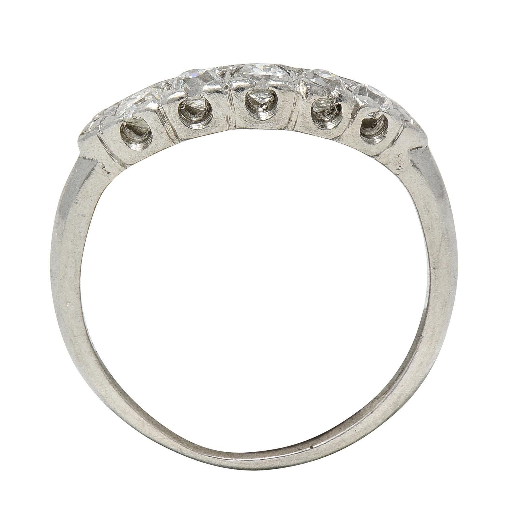 Anillo de boda europeo de mediados de siglo con diamantes en platino y contorno de cola de pez vintage en venta 1