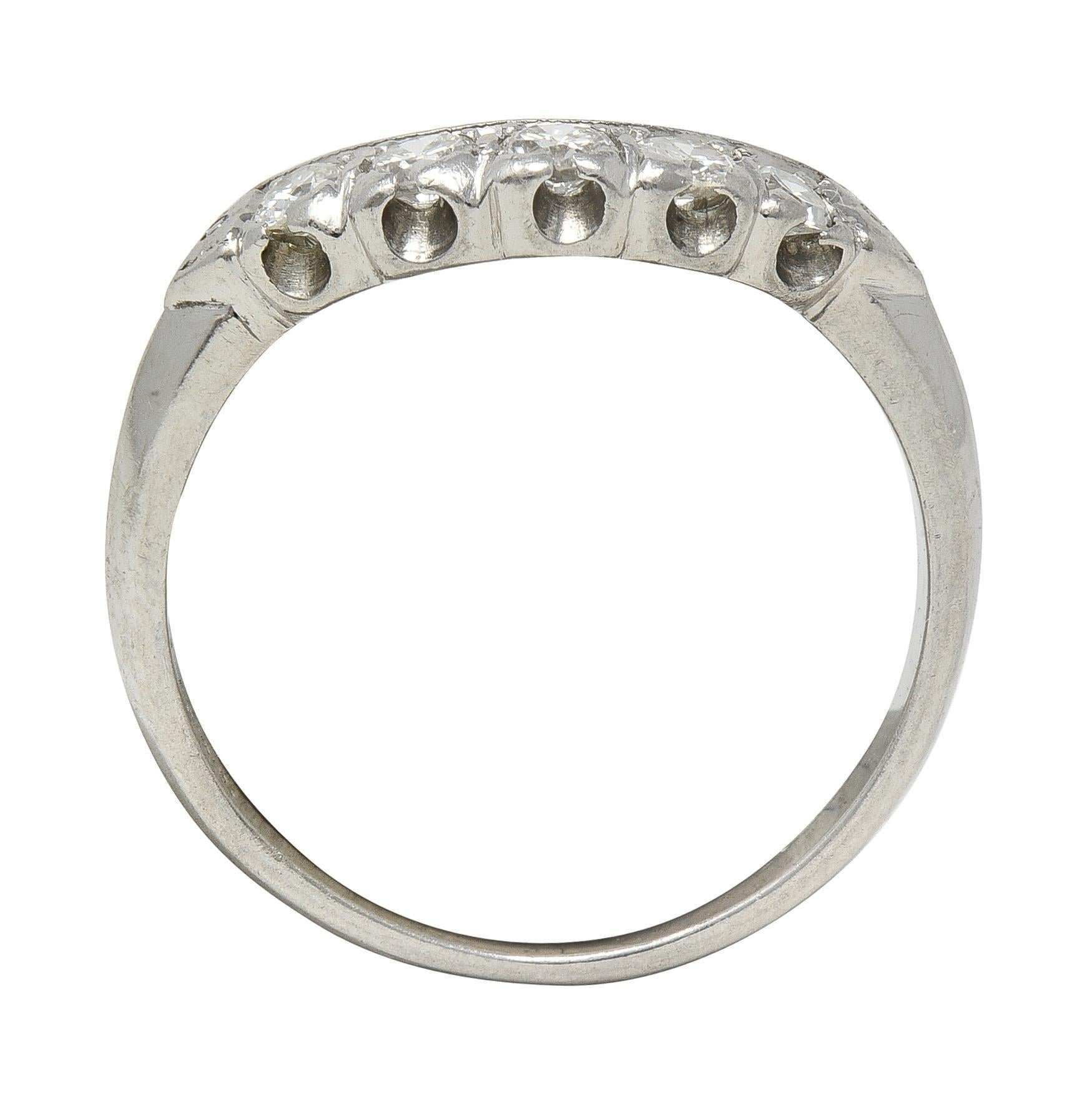 Anello con diamante europeo di metà secolo in platino con contorno a coda di pesce vintage in vendita 1