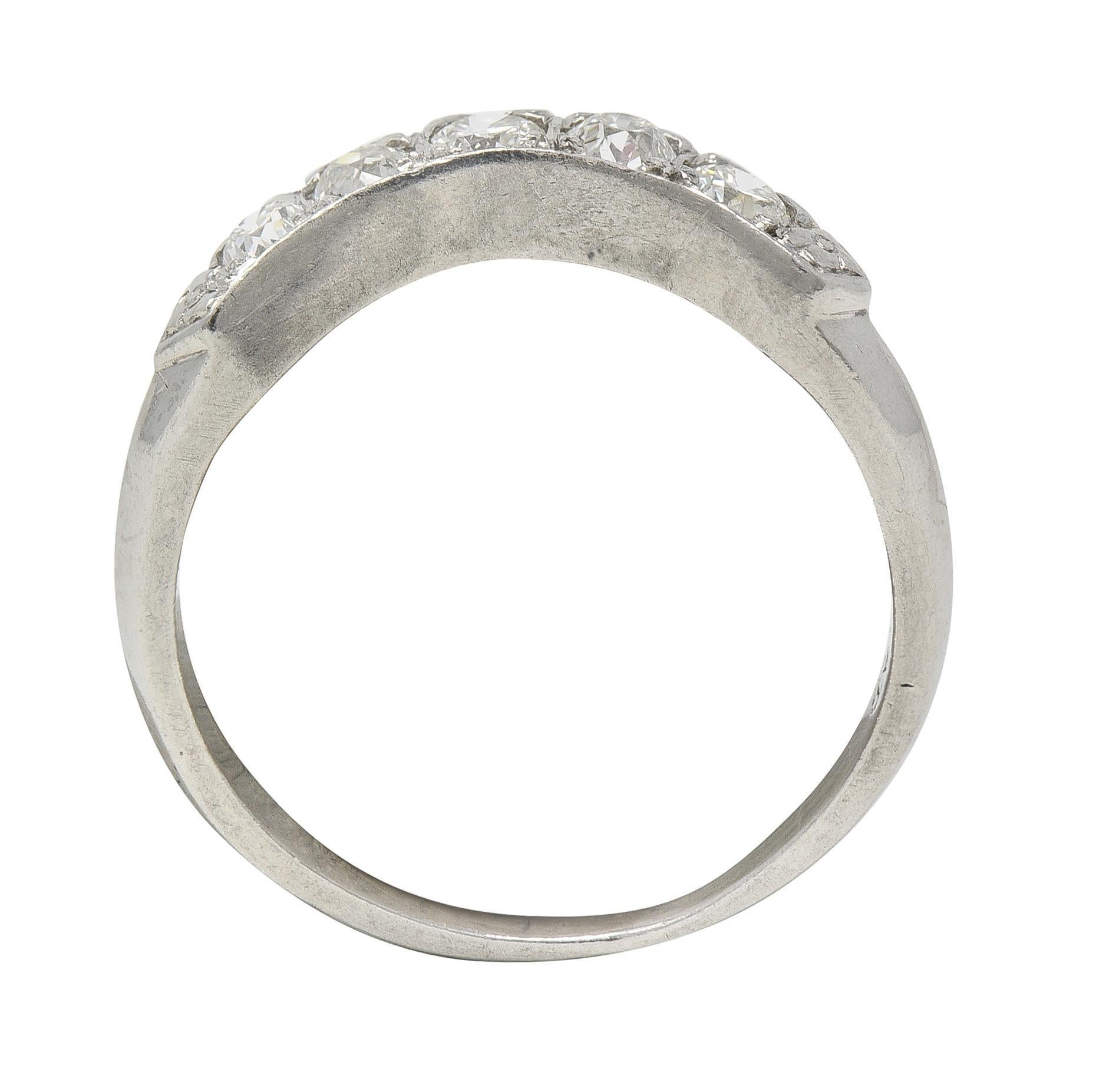 Anillo de boda europeo de mediados de siglo con diamantes en platino y contorno de cola de pez vintage en venta 2