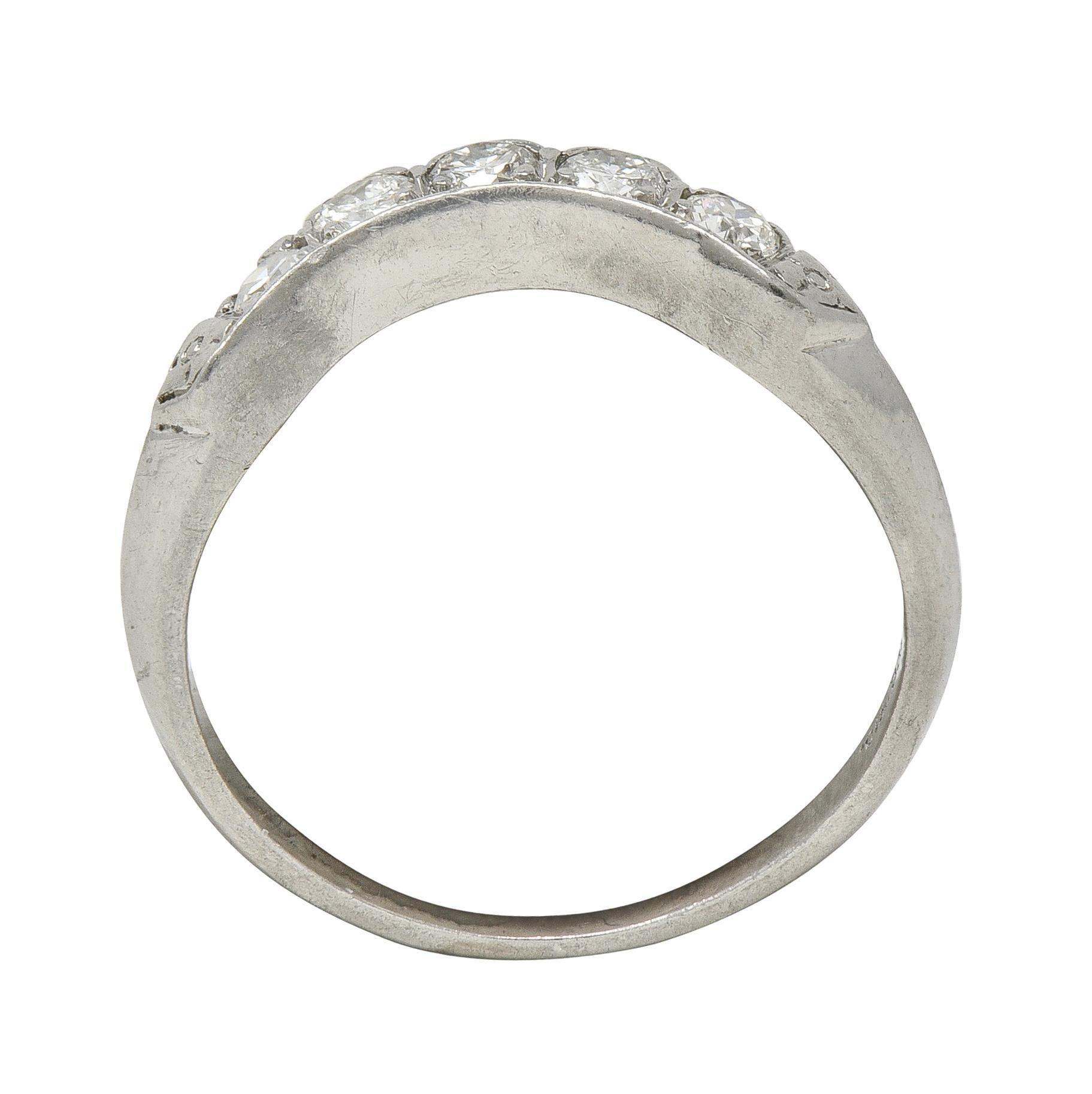 Anello con diamante europeo di metà secolo in platino con contorno a coda di pesce vintage in vendita 2