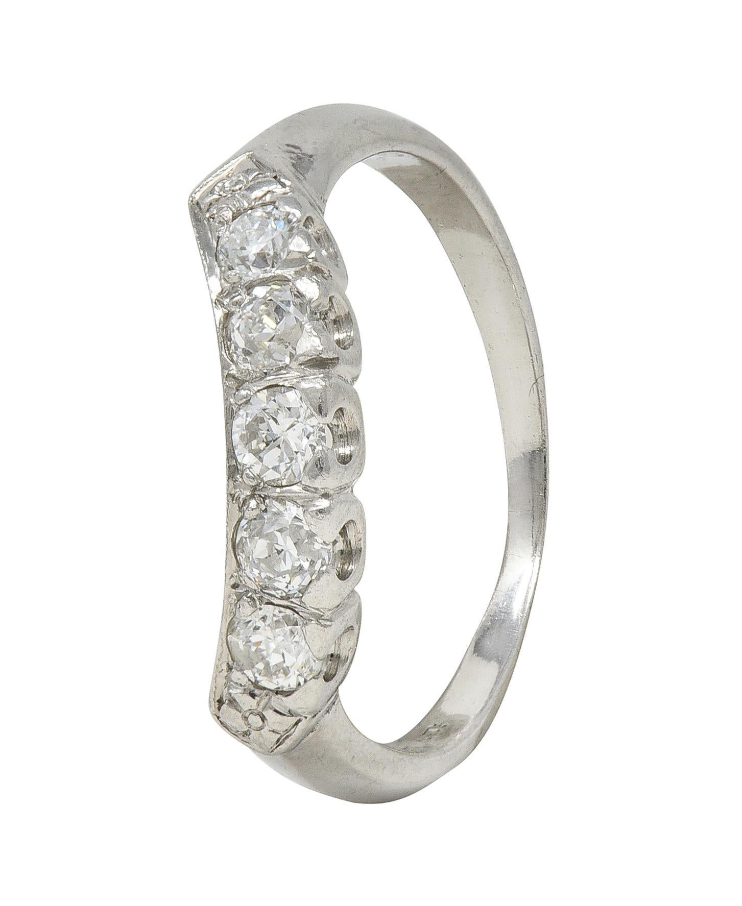 Anillo de boda europeo de mediados de siglo con diamantes en platino y contorno de cola de pez vintage en venta 3