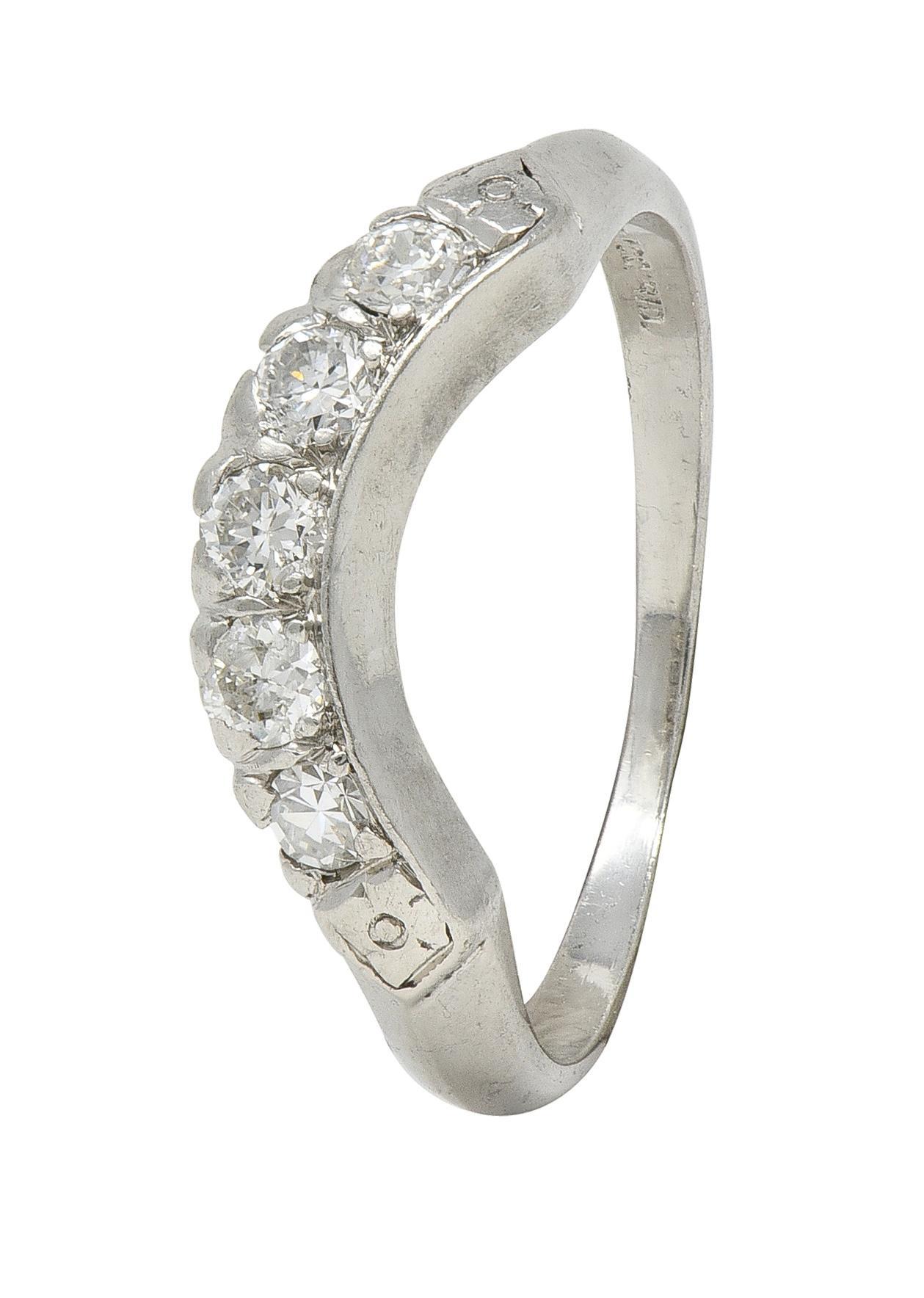 Anello con diamante europeo di metà secolo in platino con contorno a coda di pesce vintage in vendita 3