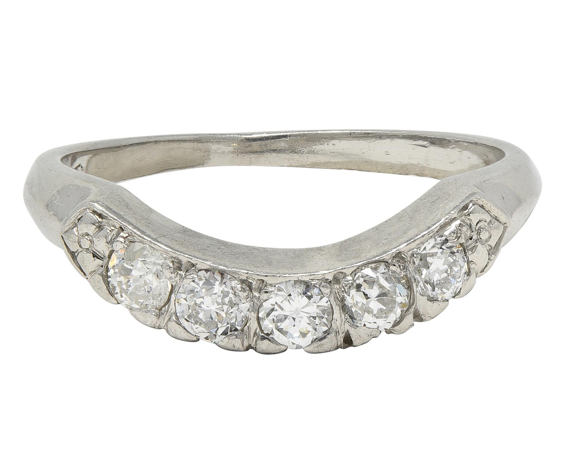 Anillo de boda europeo de mediados de siglo con diamantes en platino y contorno de cola de pez vintage en venta