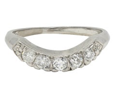 Anillo de boda europeo de mediados de siglo con diamantes en platino y contorno de cola de pez vintage