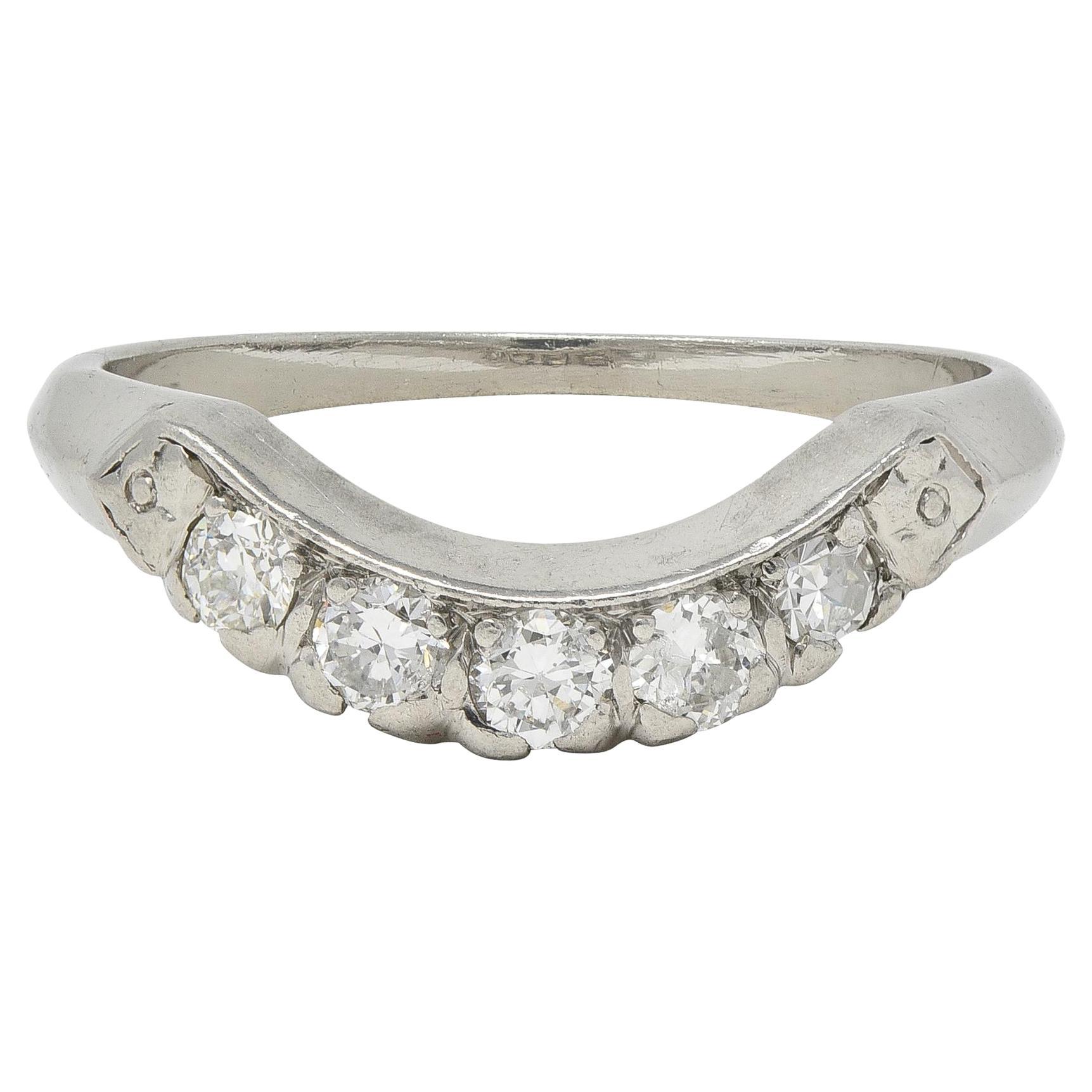 Anello con diamante europeo di metà secolo in platino con contorno a coda di pesce vintage in vendita