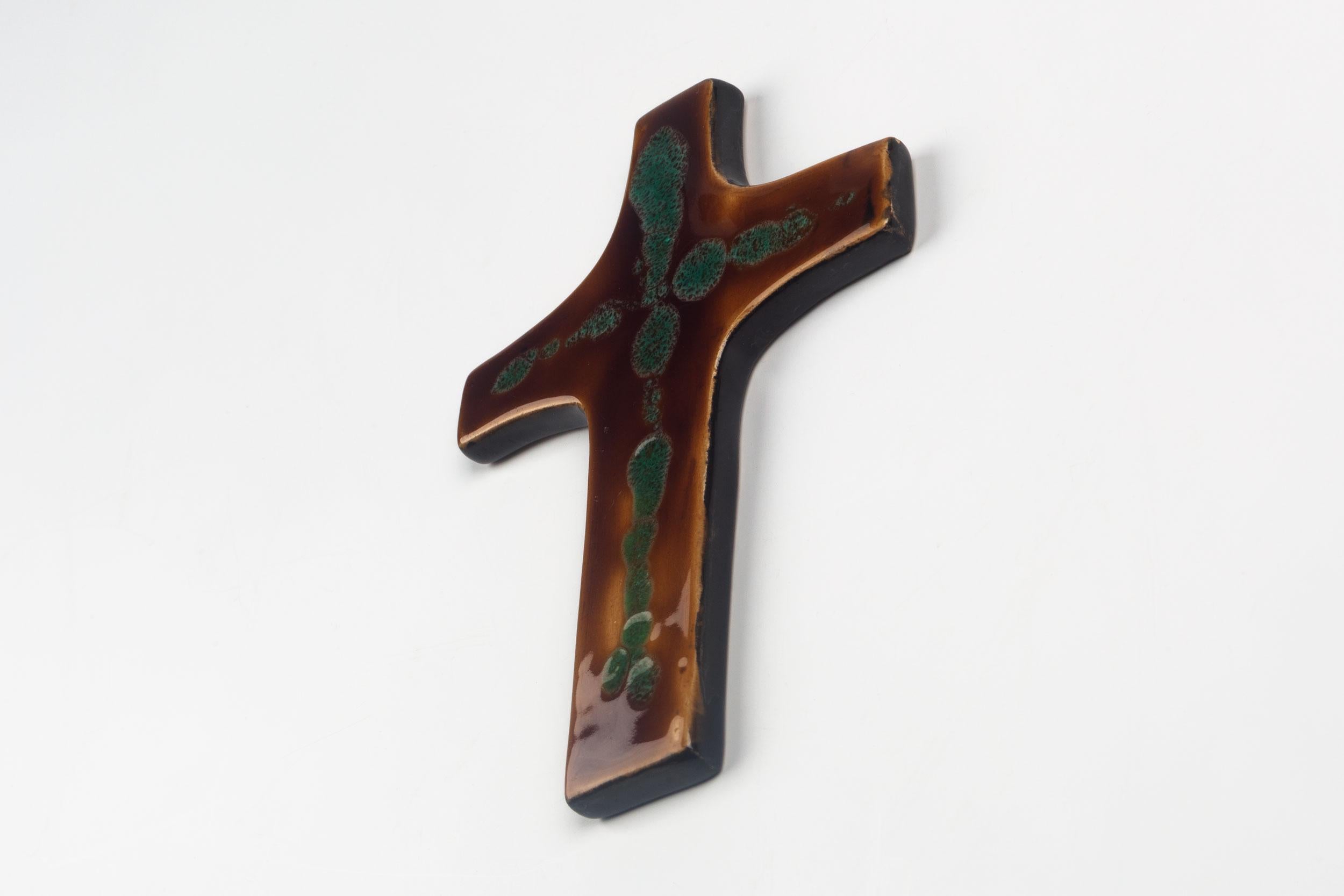 Mid-Century European Wall Cross, Brown, Green, Glazed Ceramic, Handmade, 1970 For Sale 1